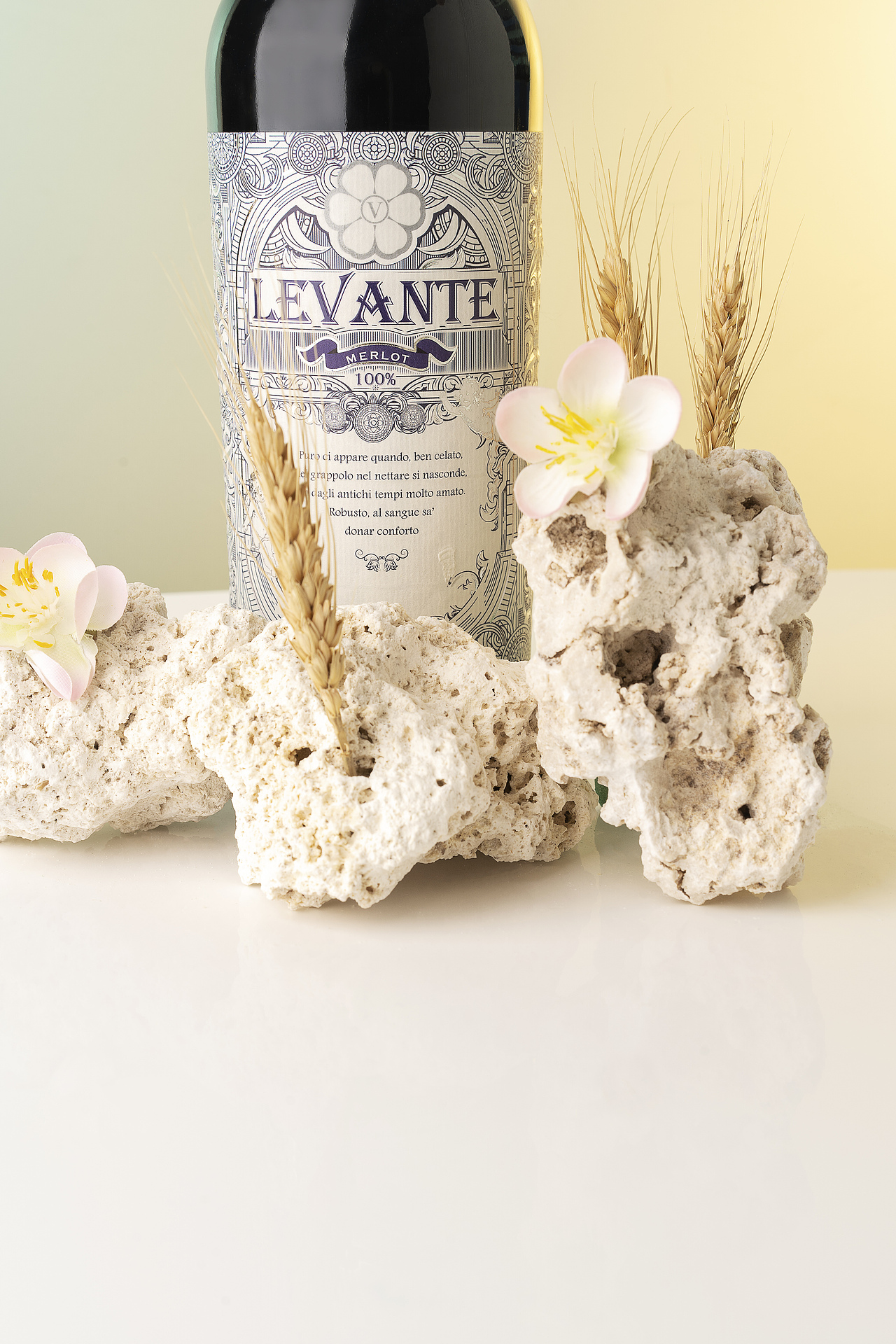 瓶子的多种拍法 - 2021-2022作品集（图ZMzEyNzIyMTI4） - 产品摄影 - 站酷设计师韋韋韋維斯原创素材 - 站酷ZCOOL