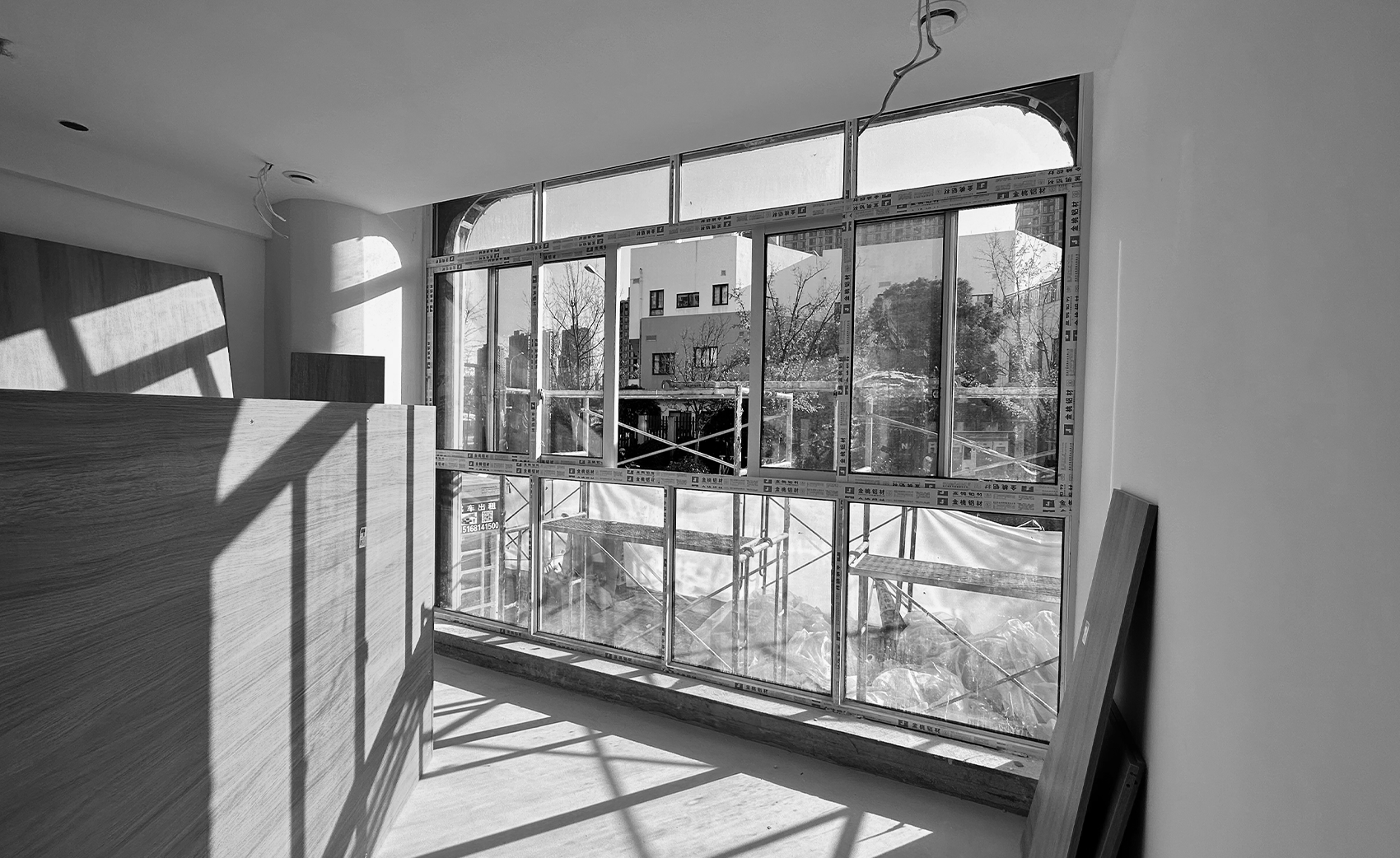 ▾若比邻店室外门头
<br>室外门头区域以木栅栏与绿植装饰框取一方天地,利用明亮的色彩打造童趣花园,置入滑梯、玩具车等娱乐设施,提供孩子更多趣味性的环境,放任其于自然,尽兴地玩耍探索。