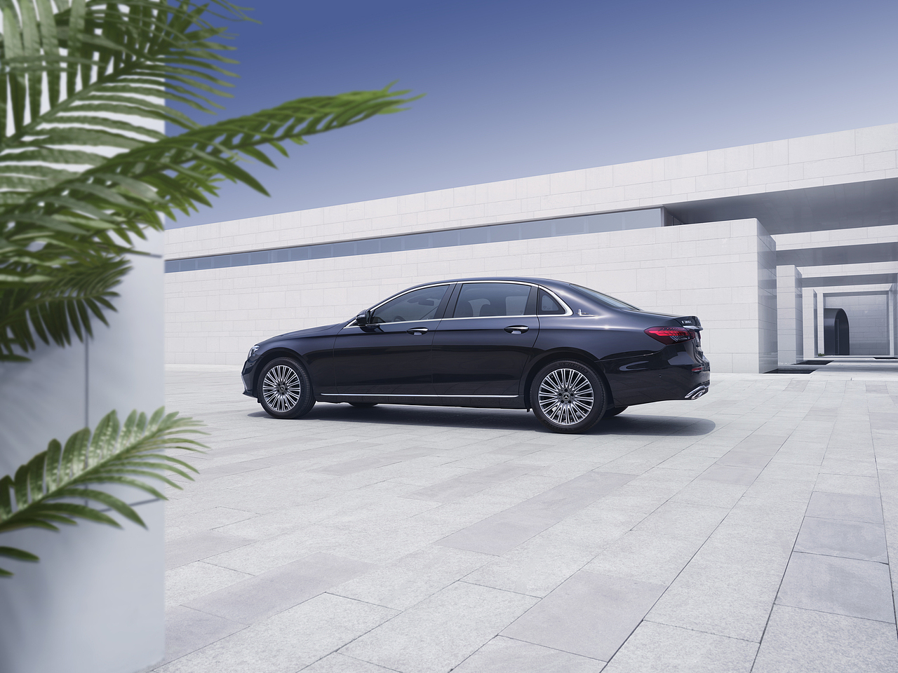 BACK IN BLACK-New visual of E-Class