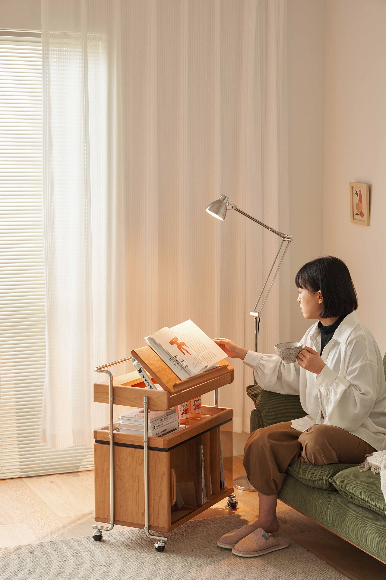 顶部可折叠收纳区,平放是一个完整台面,
抬起就有两个置物区