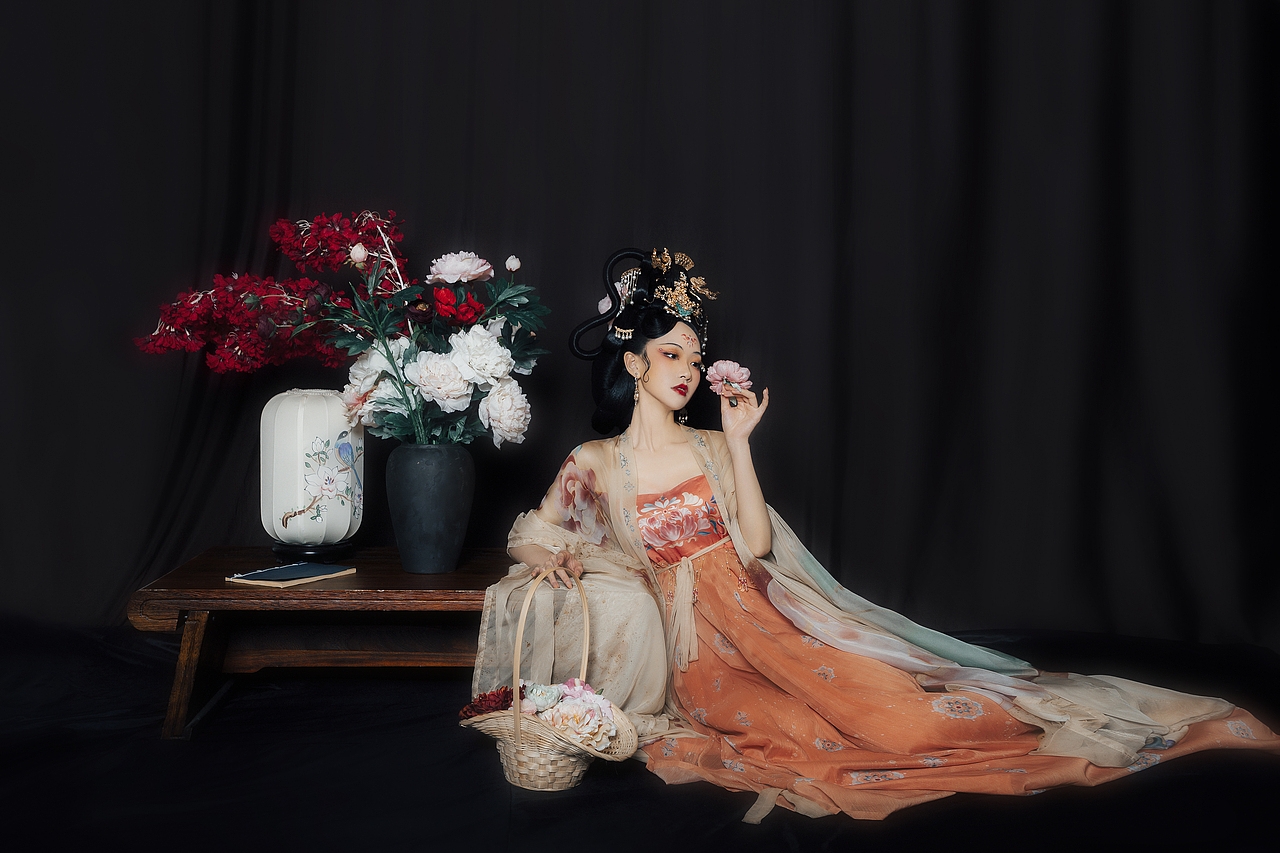 花开花落花相似，人来人往人不同。