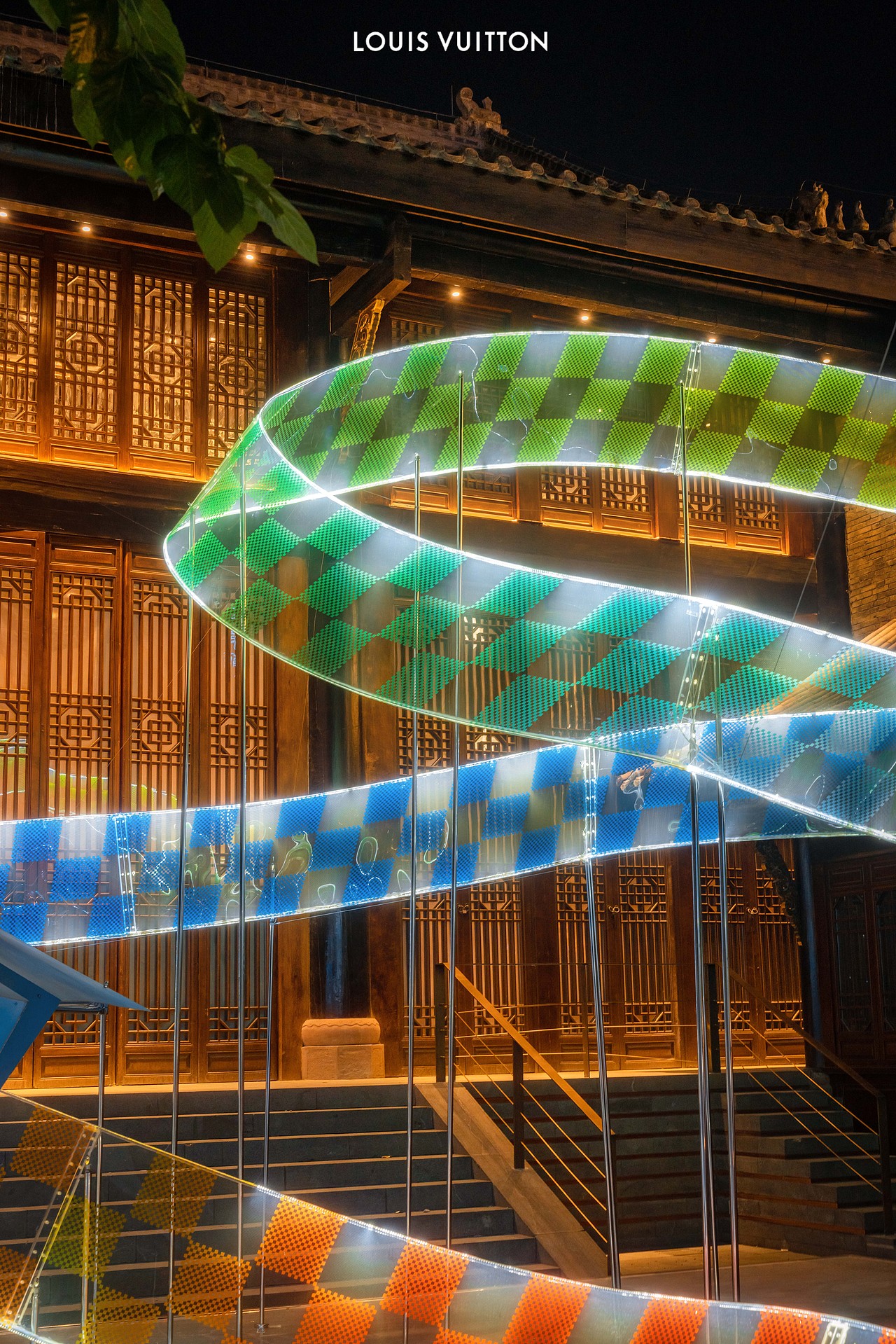 成都LouisVuitton纸飞机装置设计（图ZMzEzMTczNTA4） - 环境/建筑摄影 - 站酷设计师zihuatanejo1997原创素材 - 站酷ZCOOL