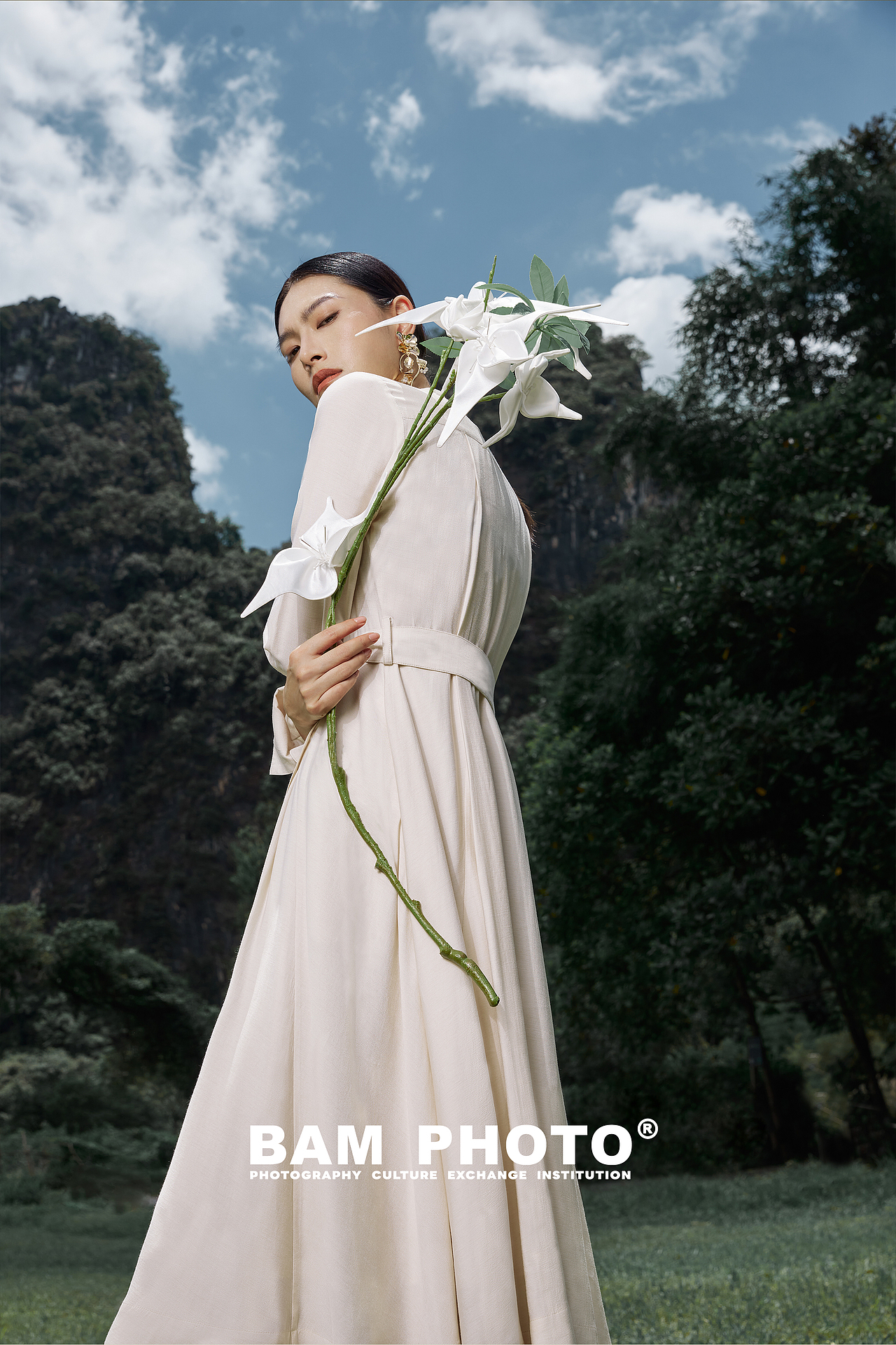 商业摄影｜解锁中式东方美，女装大片拍摄（图ZMzUzMjI1NjA0） - 时尚/艺术摄影 - 站酷设计师和光白马工作室原创素材 - 站酷ZCOOL