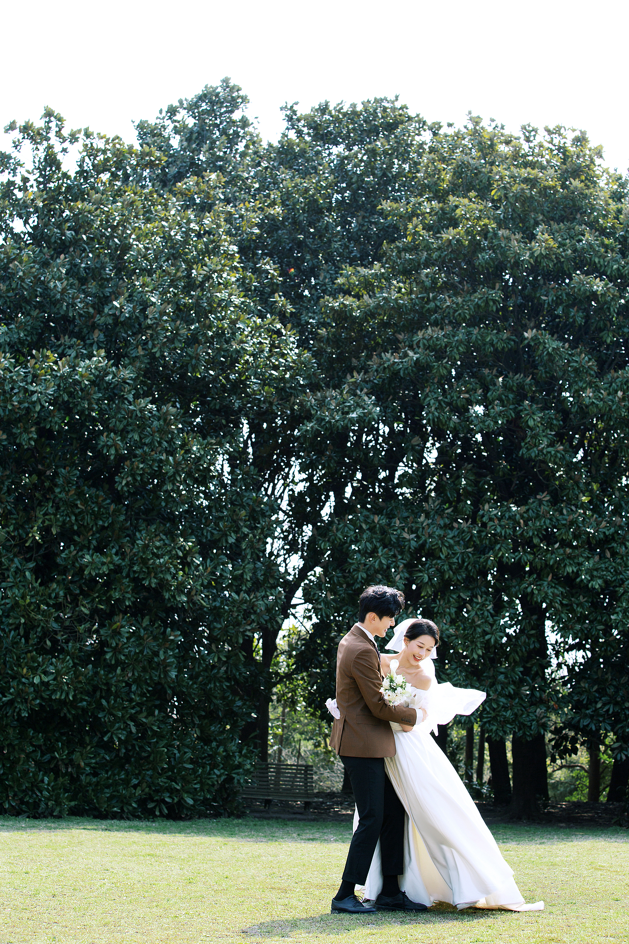 安利给备婚的小姐姐们,高级感电影风草坪婚纱照