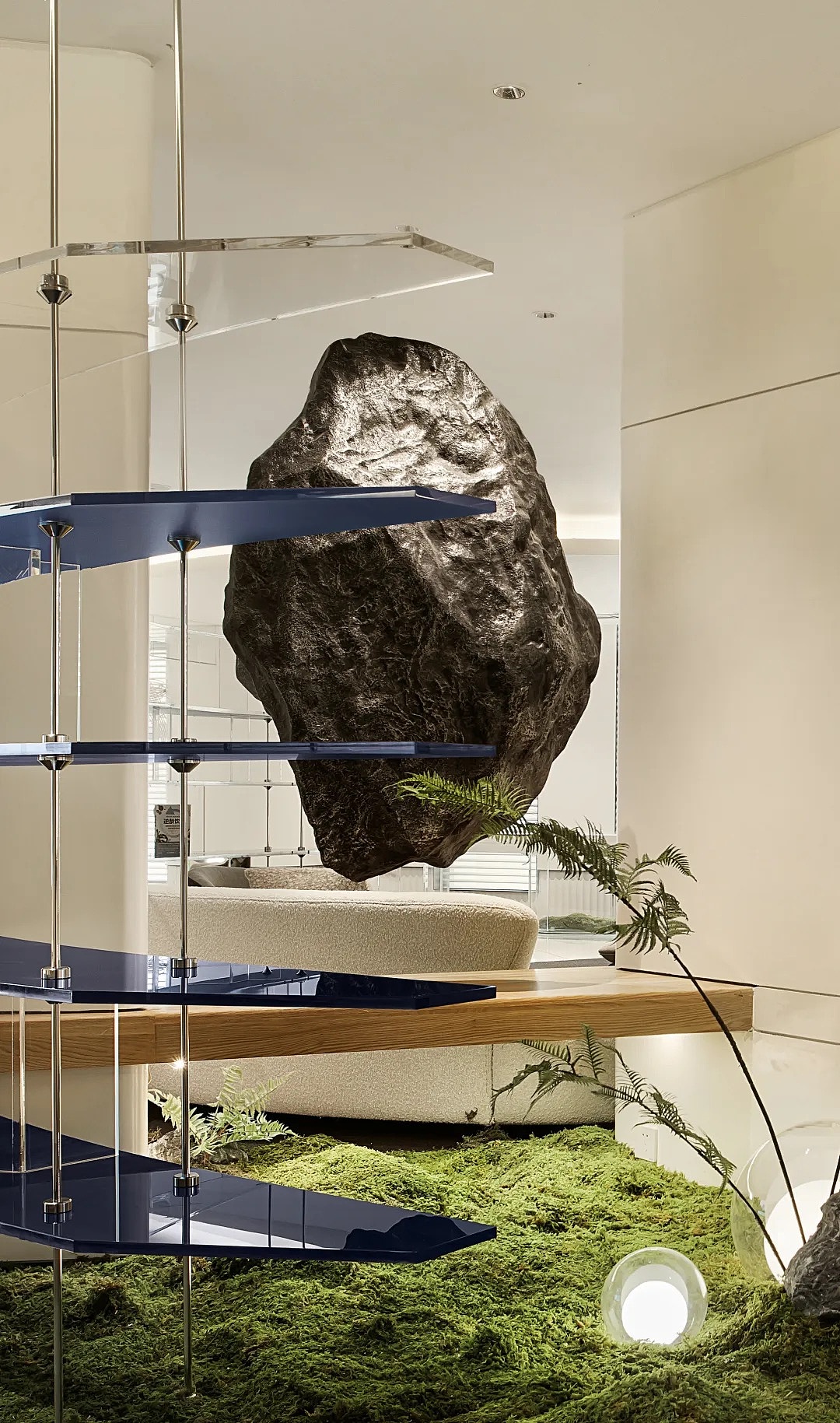 设计以艺术化手法微缩出多组自然生态,被精心重置的自然更加凸显了其灵性,这些景观将室内、室外以及更遥远的方寸之境在人们的意识中关联起来,在其方圆之内成相互关联的能量场。