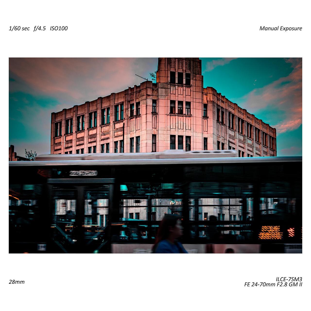 武汉傍晚街头-中欧穿梭