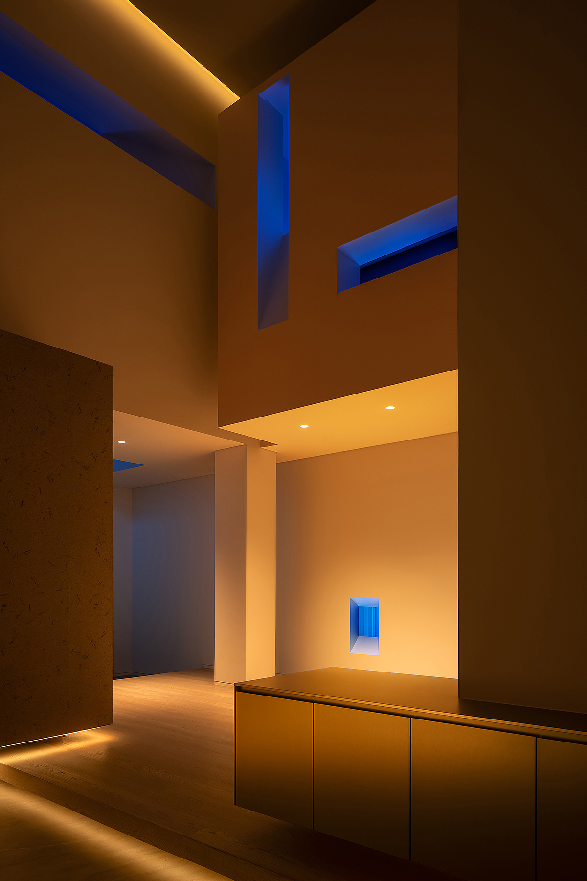 茶室则呈现了《阴翳礼赞》中东方暧昧空间描述,条窗让中庭熹微之光若隐若现的透过来的,鱼缸里的金鱼则为空间提供了一种动势,“捏造”出梦幻的风景,也让闲趣生活与诗意情境在此重叠。天井庭院里,光线从上部引入,在墙壁上拓下光斑树影。玻璃砖半墙框出一处影影绰绰的窗景,为地下带来一丝明亮与生机。