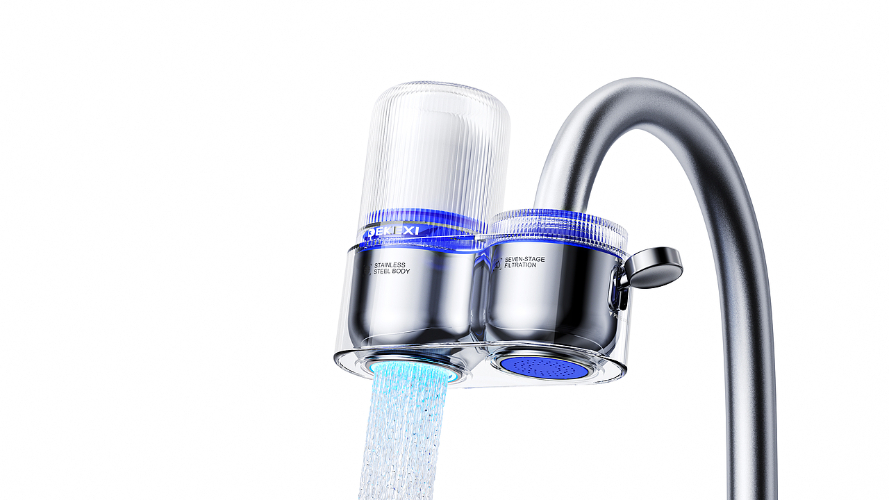 产品造型区别于市面上工具感的风格,产品以水在大自然流动的形态为概念切入,将水液态的曲线造型美和纯净透明的专业感融入产品,满足基础功能的同时赋予更加艺术的家居产品形态。该产品将科技时尚的外观风格与净水设备相结合,透明外壳与电镀亮面赋予了新的视觉冲击。
滤芯部分运用水流发电技术原理结合了UV杀菌,水流量大小决定灯光亮度强弱,同时显示滤芯使用寿命和堵塞情况,更清晰直观的提醒用户更换滤芯。产品独特的拨杆调节模式,是行业首创的使用方式,能轻松切换原水和净水不同模式。同时产品配色是以品牌色深蓝色为主色调,该颜色表达了可靠纯净的视觉感受。