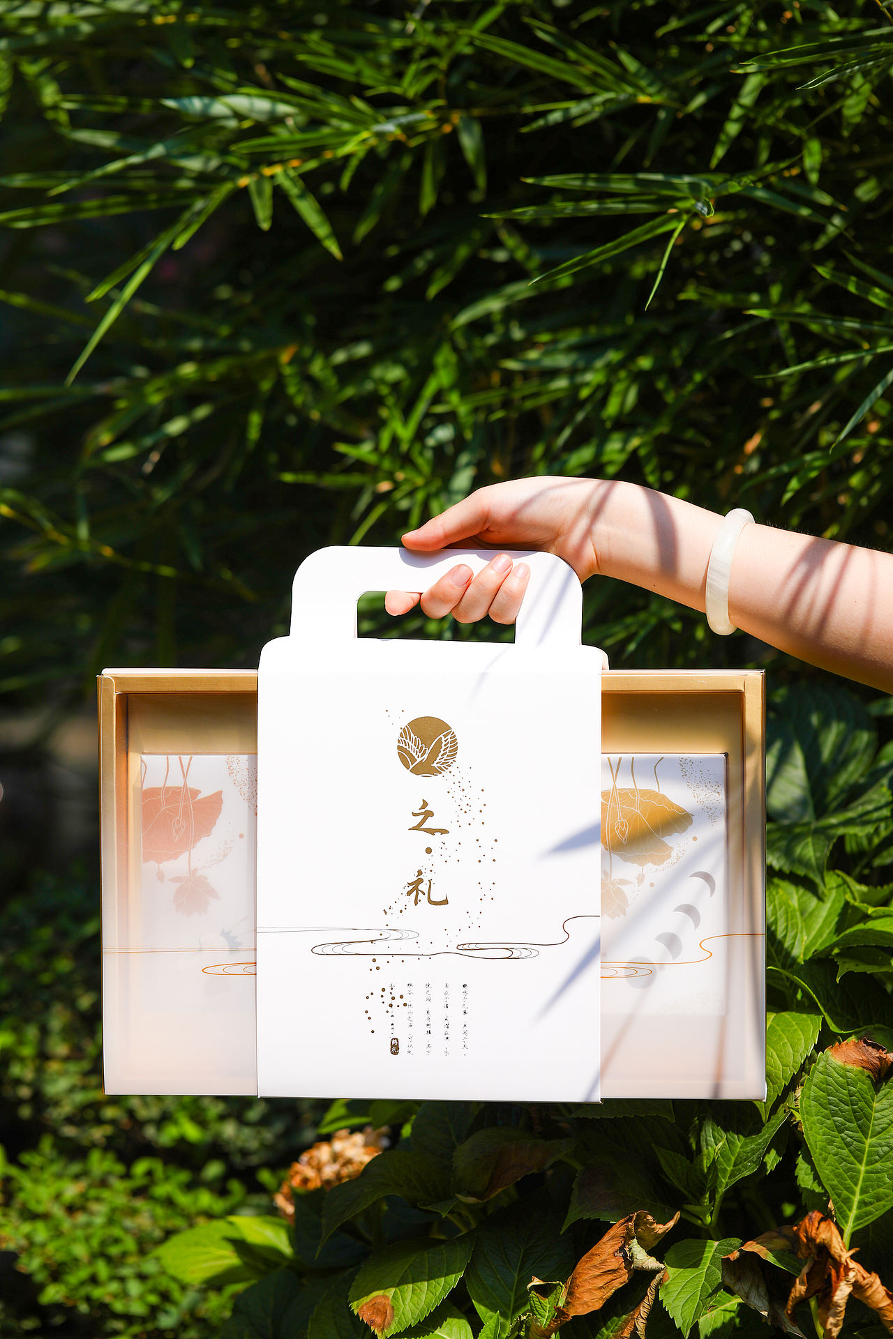 “中秋月饼礼盒~”（图ZMzEyMjAyNDA0） - 产品摄影 - 站酷设计师跟着冬青树原创素材 - 站酷ZCOOL