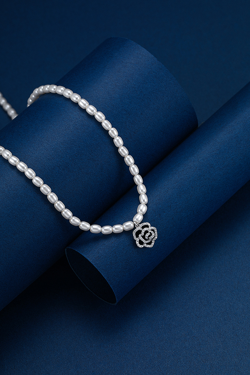 电商银饰拍摄 银饰场景拍摄 银项链 珍珠项链 蓝底（图ZMzM4NDUwOTMy） - 产品摄影 - 站酷设计师广州小韩原创素材 - 站酷ZCOOL