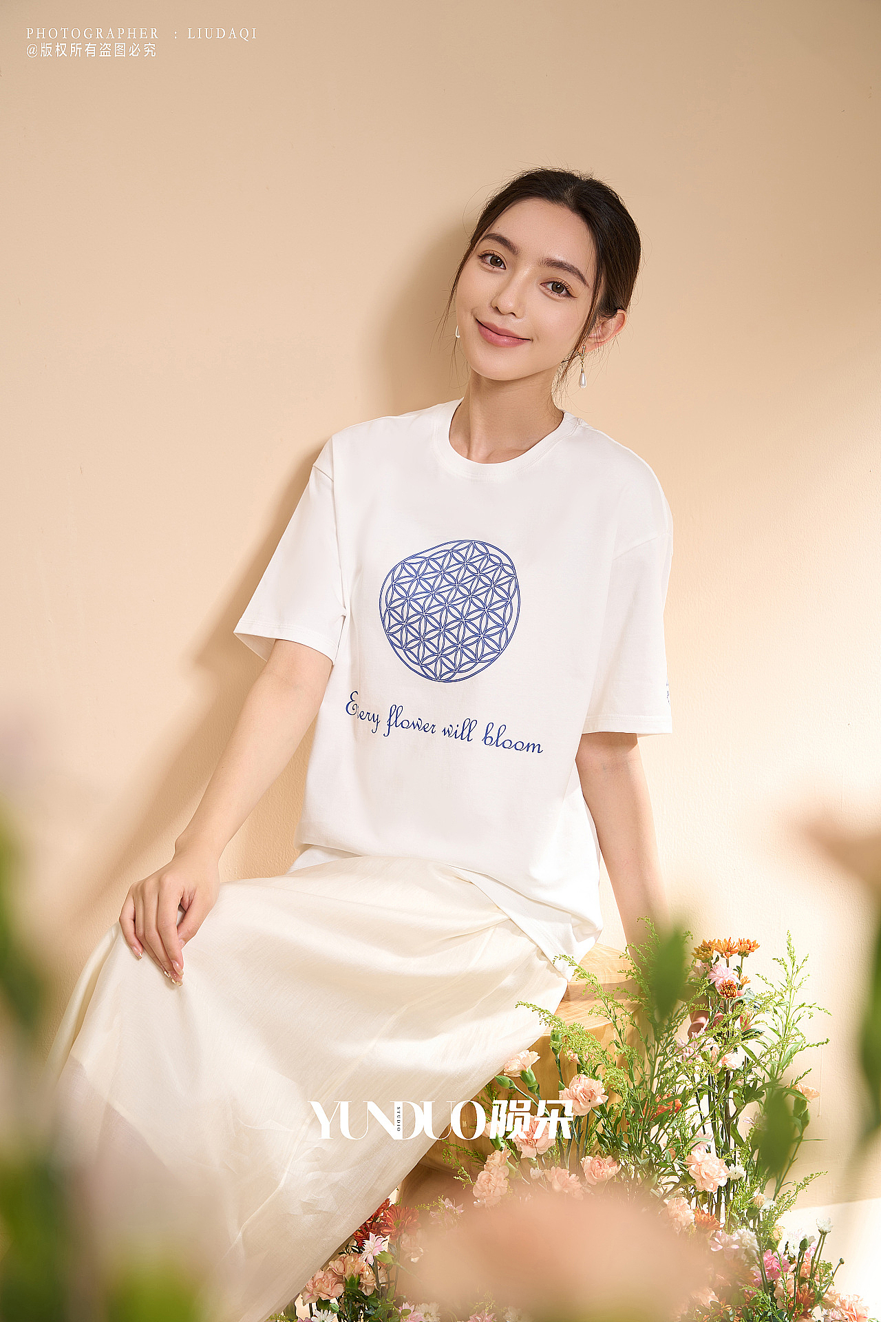 艺术家联名王超鹰 曼陀紫光 花总是要开的 T恤 上衣（图ZMzU0Nzk3ODAw） - 产品摄影 - 站酷设计师陨朵视觉顾问原创素材 - 站酷ZCOOL