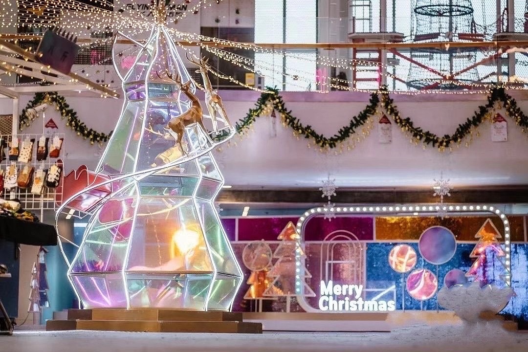  圣诞美陈，炫彩亚克力圣诞树装置，蚂蚁美陈