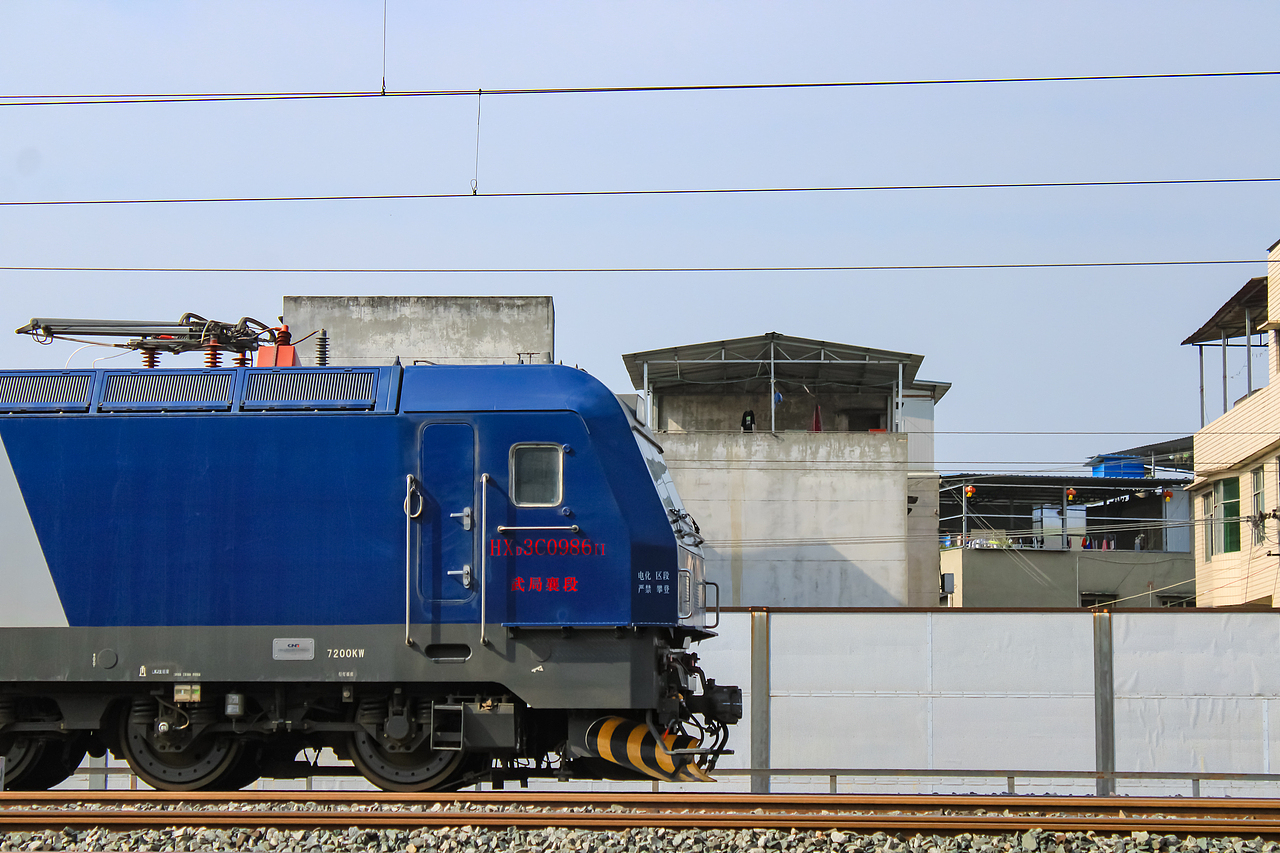 由峨眉开往青岛的客车K206次绿皮火车。
因成都站与2022年10月进行改造,大部分车次由成都站始发终到的车改为成都西始发终到后,由于运力原因,该车次延伸至峨眉站始发终到。<br>本务由为和谐电3C型电力机车,局段配属为武局襄段,车号为986号。<br>K208/205、K206/207次列车是中国铁路济南局集团有限公司运行于山东省青岛市至四川省峨眉山市之间的快速列车,自2022年10月11日起开行 ,现由青岛客运段负责客运业务。列车使用25G型客车,经胶济客运专线、京沪铁路、陇海铁路、焦柳铁路、襄渝铁路、阳安铁路、宝成铁路、成昆铁路复线运行,途经山东省、江苏省、河南省、湖北省、陕西省、四川省六省,全程2838千米。其中青岛站至峨眉站运行39小时38分,使用车次为K208/205次;峨眉站至青岛站运行43小时33分 ,使用车次为K206/207次。