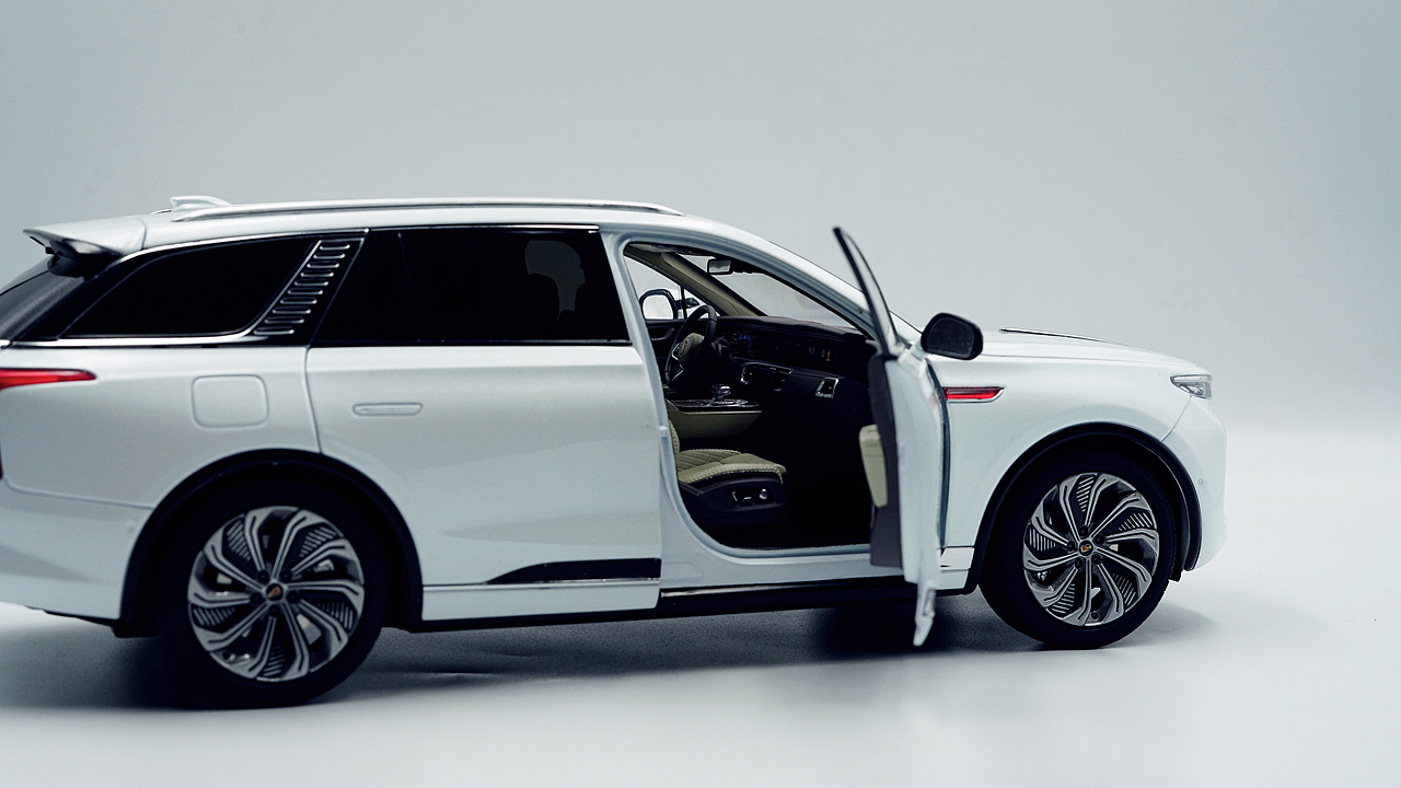 红旗e-hs9 高山荧白 1:18