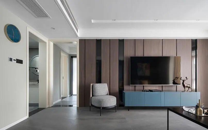 48岁年轻阿姨家全屋墨绿色超养眼,厨餐厅小包厢,惬意