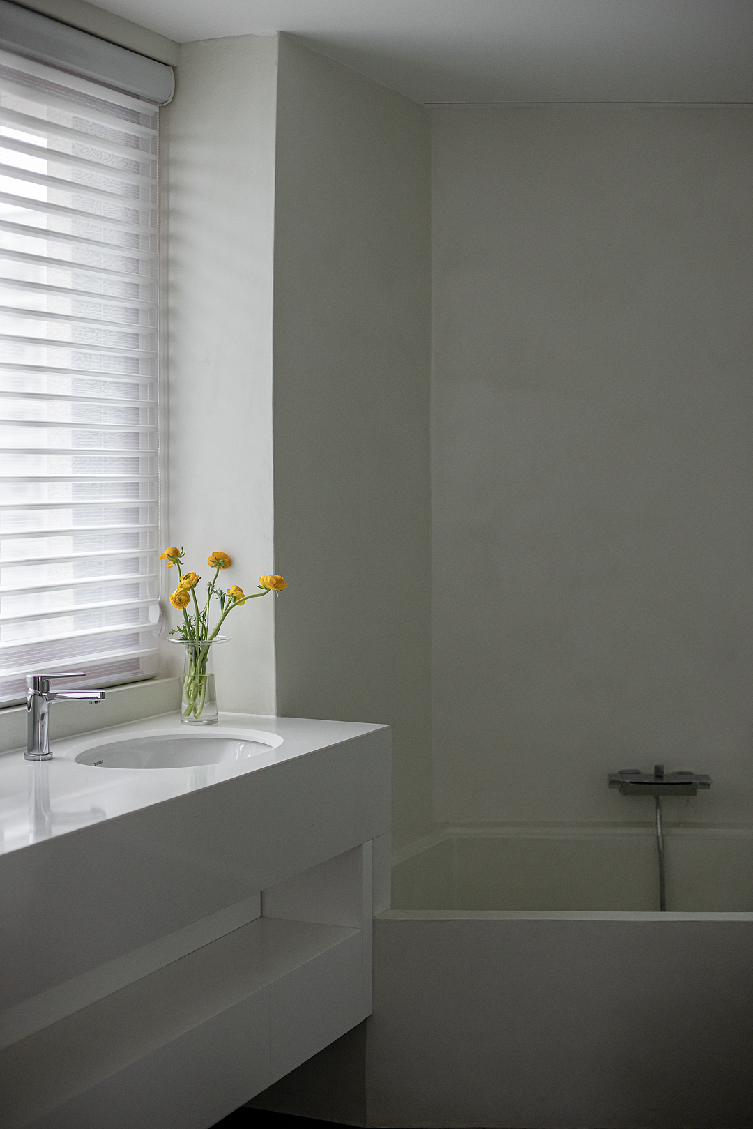 内卫生间的墙面和浴缸都采用了米黄色微水泥,步入其中,感受春的甜美气息。