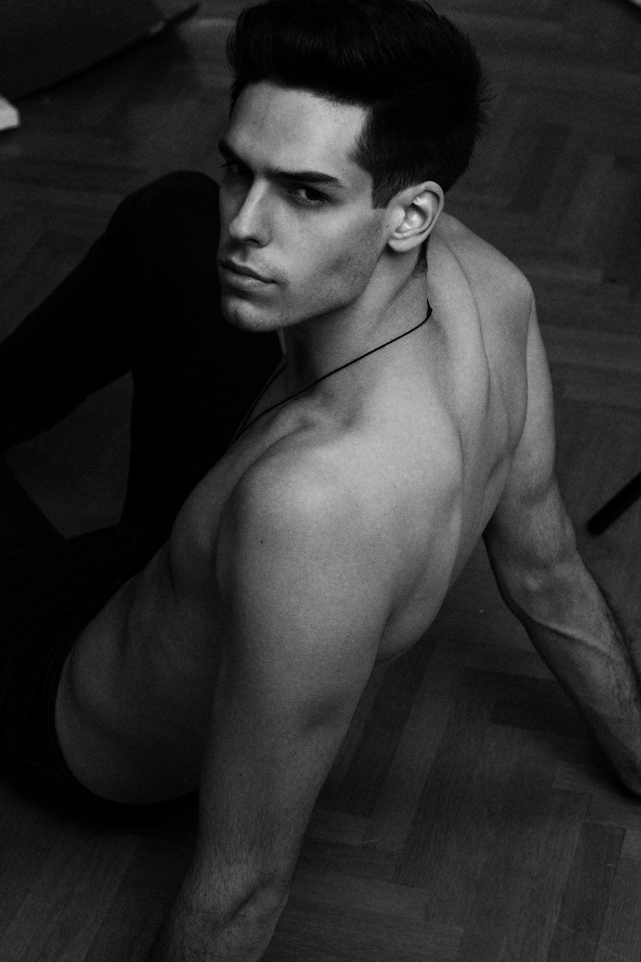 高级感时装男外模拍摄 人像摄影成熟模特 质感轻商务装（图ZMzUwODIyMDcy） - 人像摄影 - 站酷设计师优思模特Melo原创素材 - 站酷ZCOOL