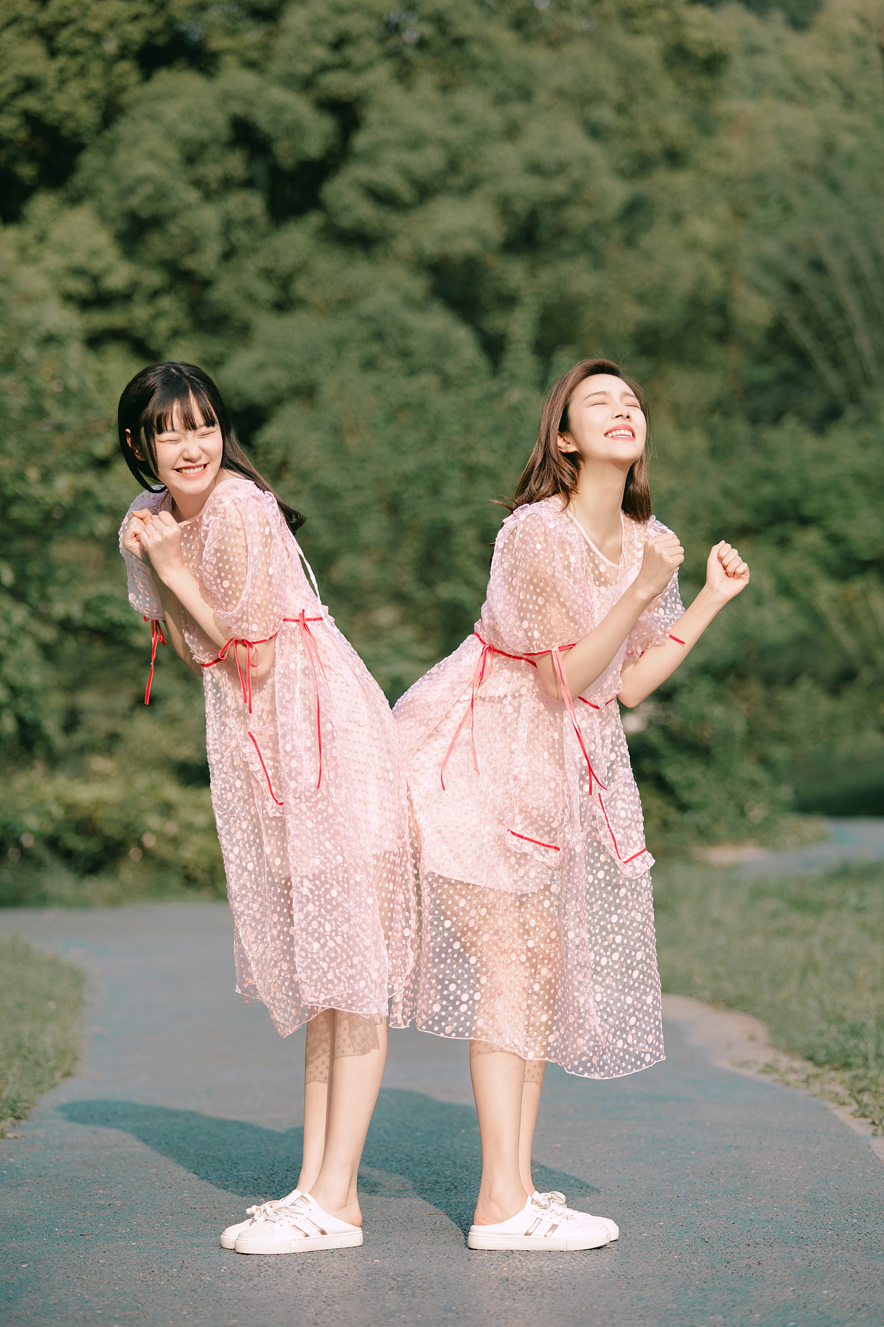 外景闺蜜写真分享，情同姐妹的纯洁闺蜜情（图ZMzA5MDc4MDY0） - 时尚/艺术摄影 - 站酷设计师遇见YUJIAN原创素材 - 站酷ZCOOL