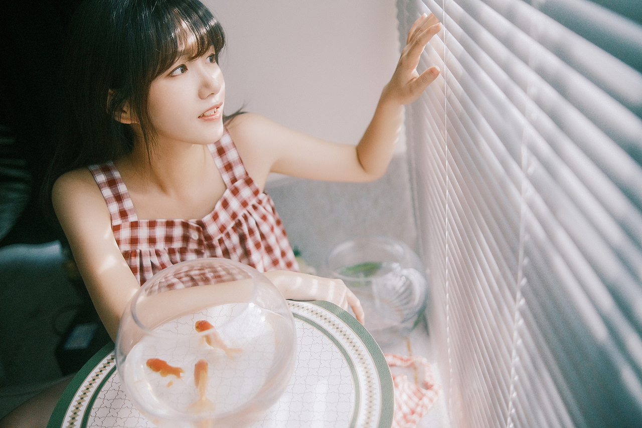鱼缸里的你，在过着怎样璀璨的人生（图ZMzEyNzY3NjY0） - 人像摄影 - 站酷设计师玩摄影的安生原创素材 - 站酷ZCOOL