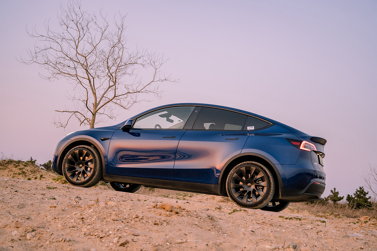 青岛海边露营:特斯拉 Model Y