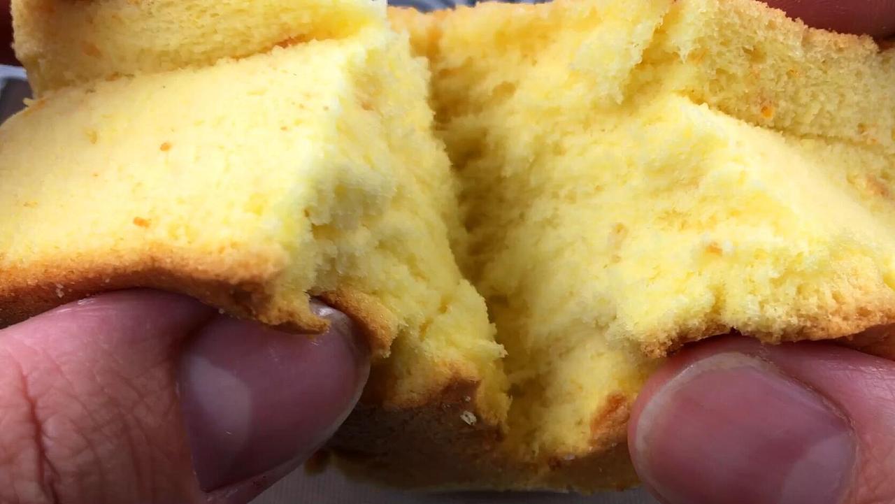 香橙戚风蛋糕,橙香浓郁,口感清新不甜腻。