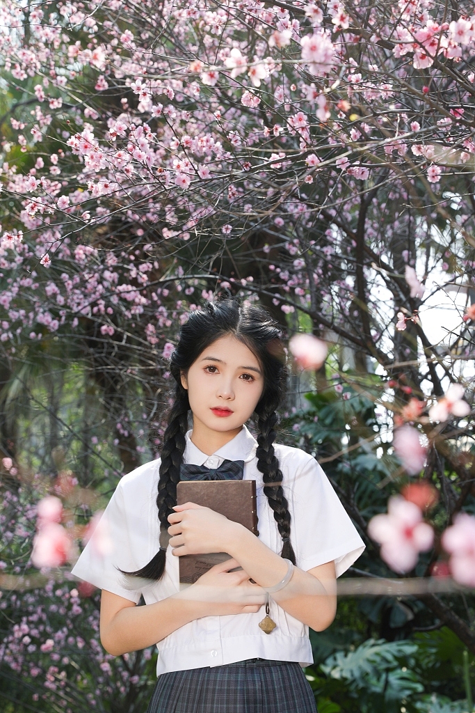 设图网|春游赏花樱花美女人物摄影图