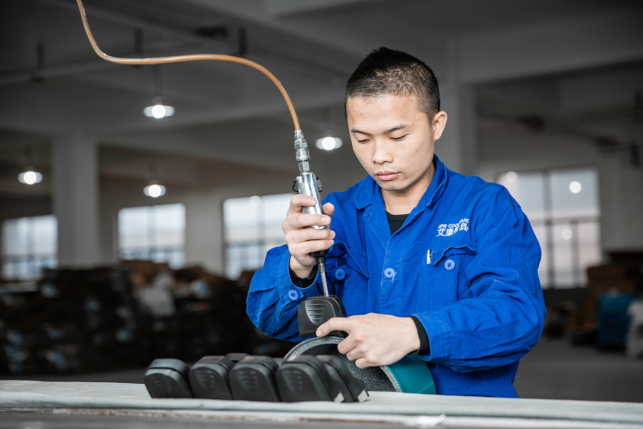 不粘锅工厂拍摄