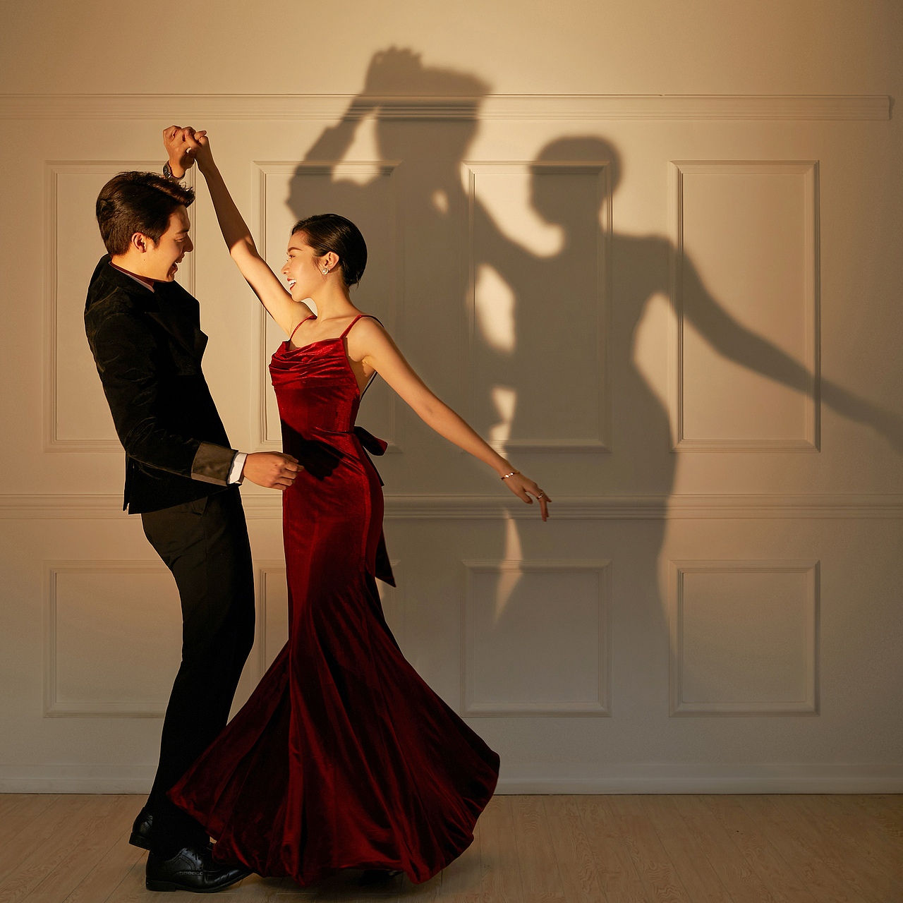 你望向我的眼神如此明亮，比平日里更甜更甜