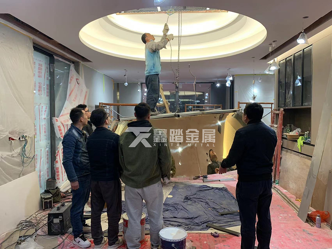 酒店门厅双曲面不锈钢包柱 镜面不锈钢喇叭造型包柱