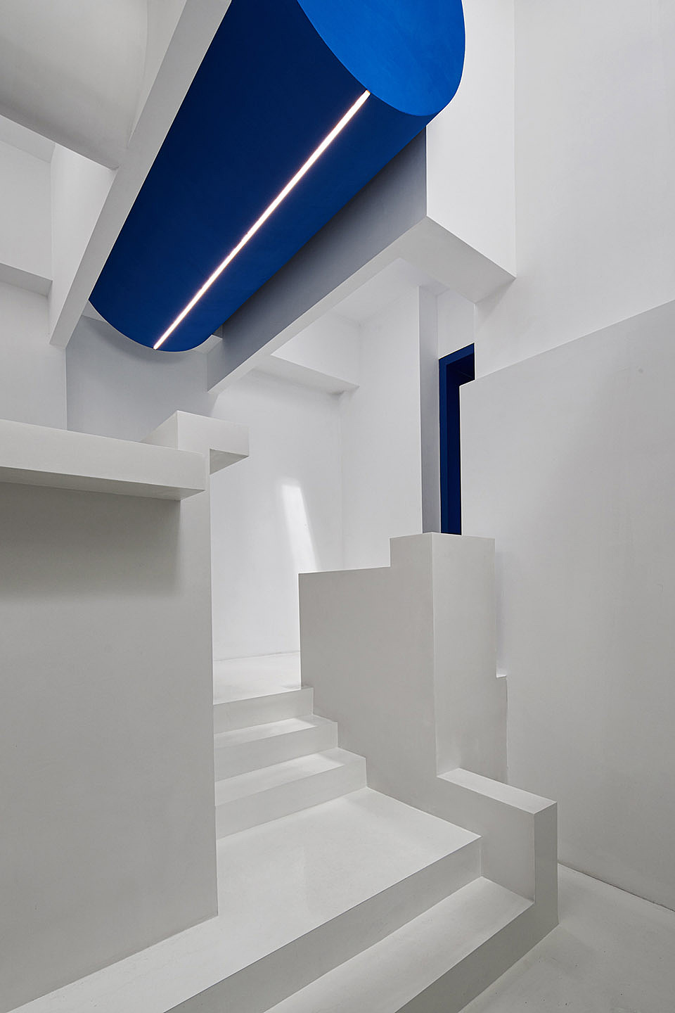 光的运用:我们希望这个美术馆是个内向型的空间,东侧是杂乱的街道,几乎没有开窗或高窗,光能进来但看不到街道,前厅和后厅分别开了两个天窗,让空间充满了某种宗教神性的气质。
<br>▼通高中庭