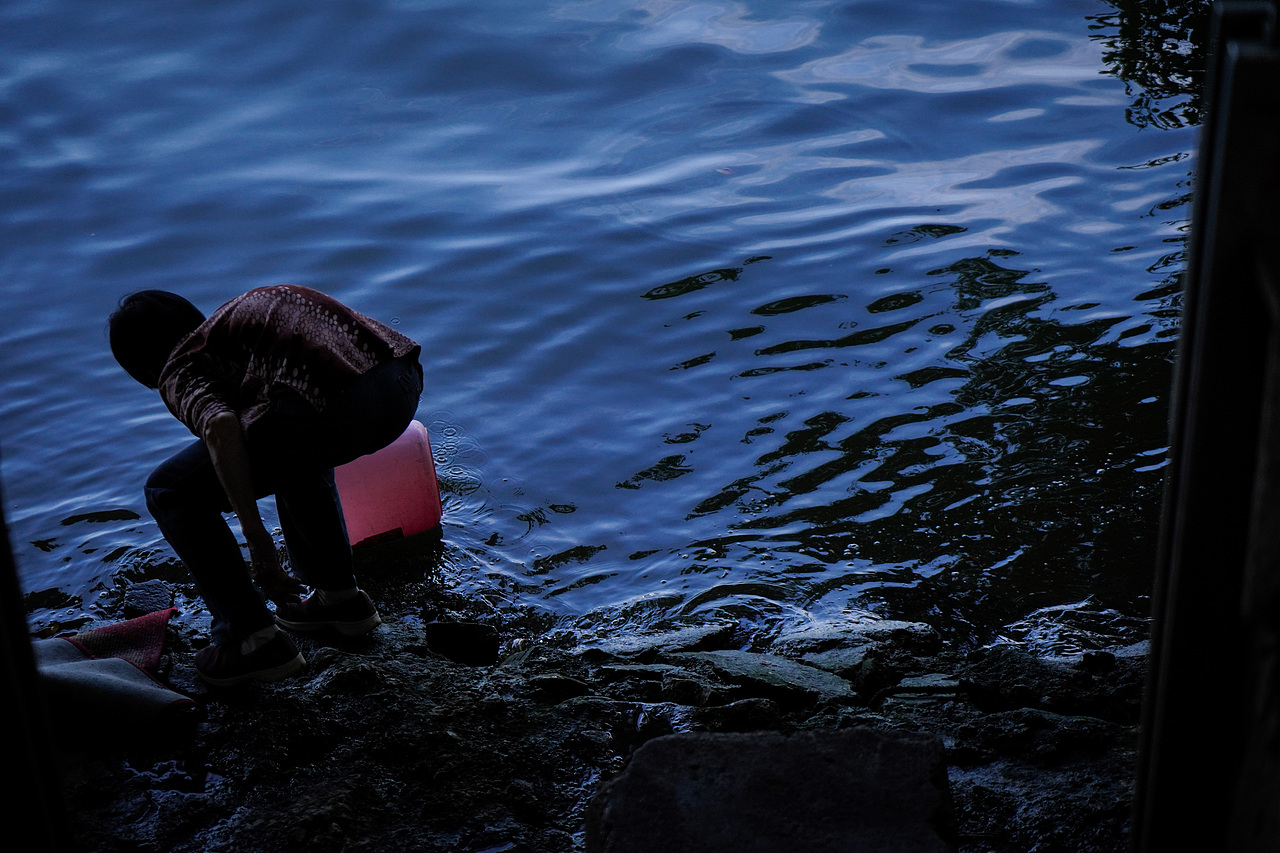 夏日阳光照射下的深井古村