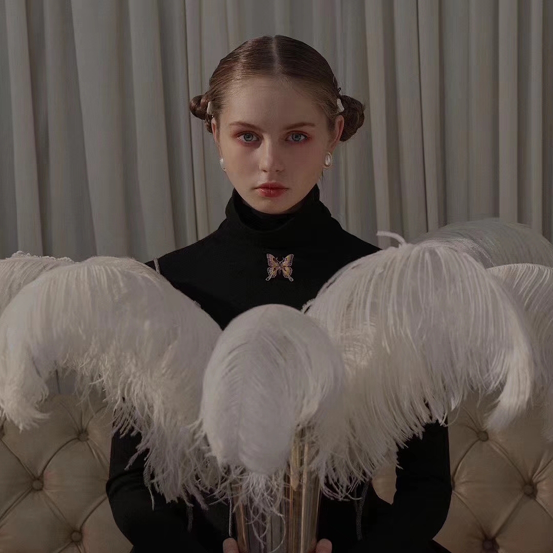 北欧复古油画少女外模拍摄 甜美饰品箱包模特 女秋冬装