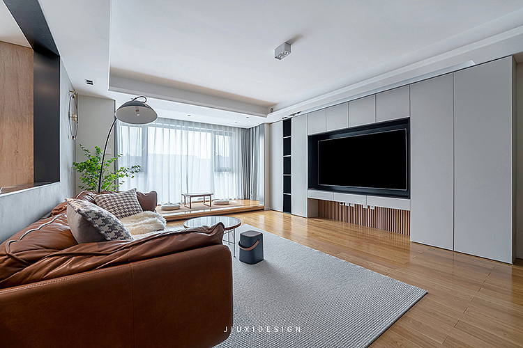 客厅简洁干净,尽显轻松、自然、舒适。打开阳台,将自然光引入室内,现代自然的优雅气息,在微风中徐徐展开。