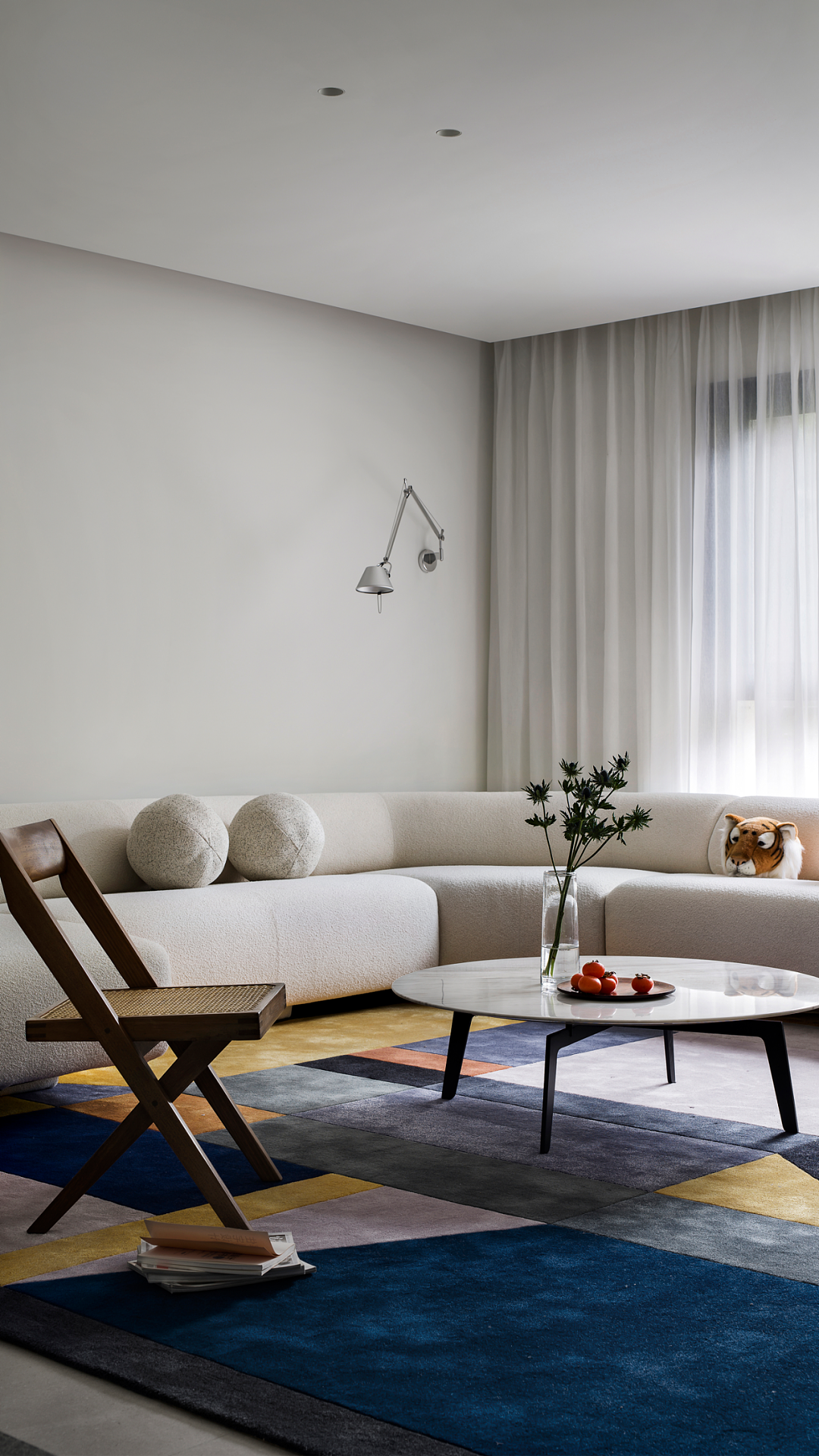 整体空间设计了纯白色的底板,结合家人一起寻找相同的平衡美学。环境里拥有许多童趣元素,还包含成人的审美观。不同年纪有着不同的亮点,一家人住在这里,有成熟稳重也有童趣天真。
<br>