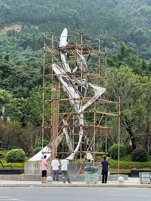 龙岩广场不锈钢电镀雕塑 10米金色渐变鱼跃水面雕塑