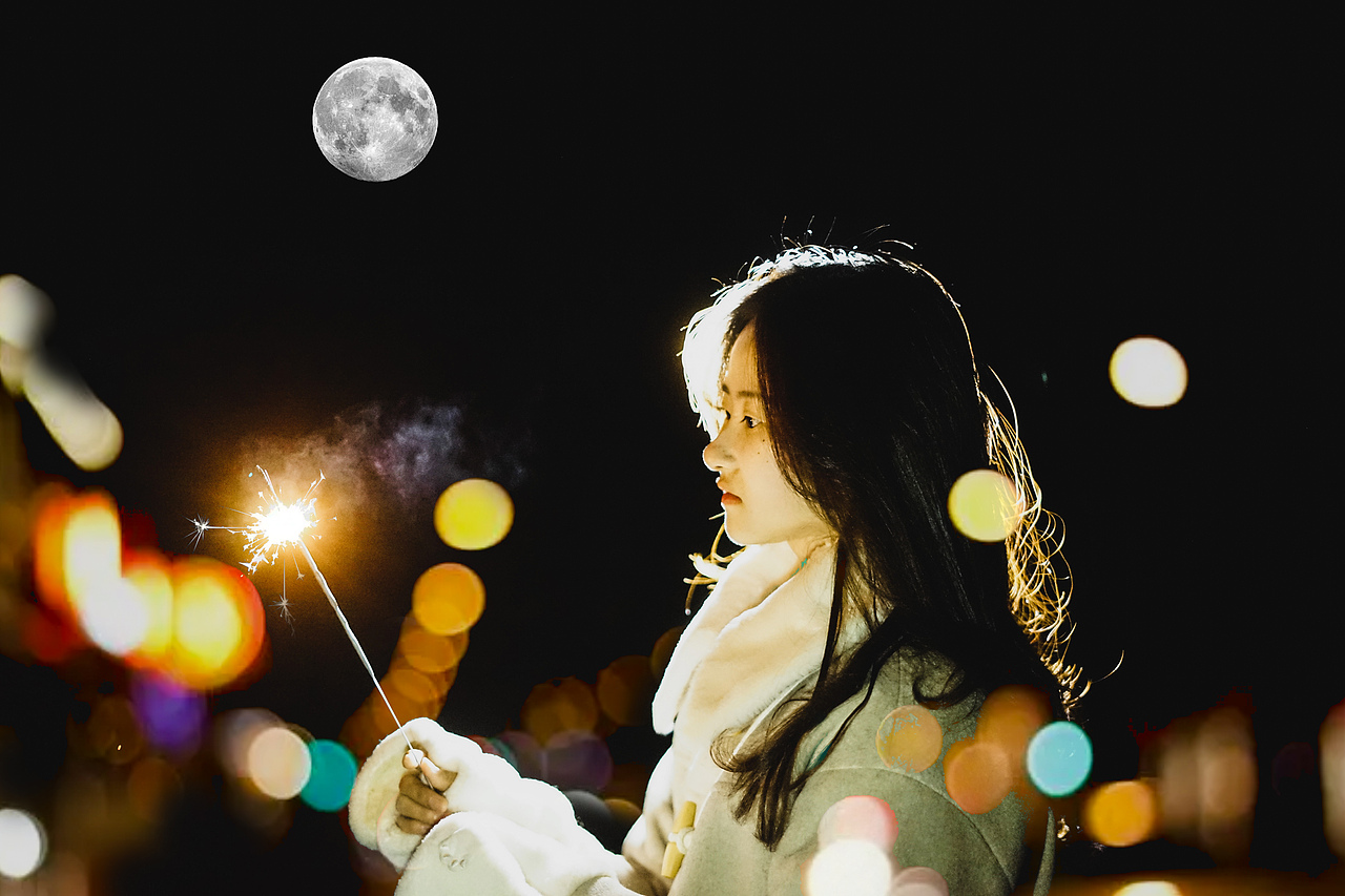 她 抬头看见了月亮