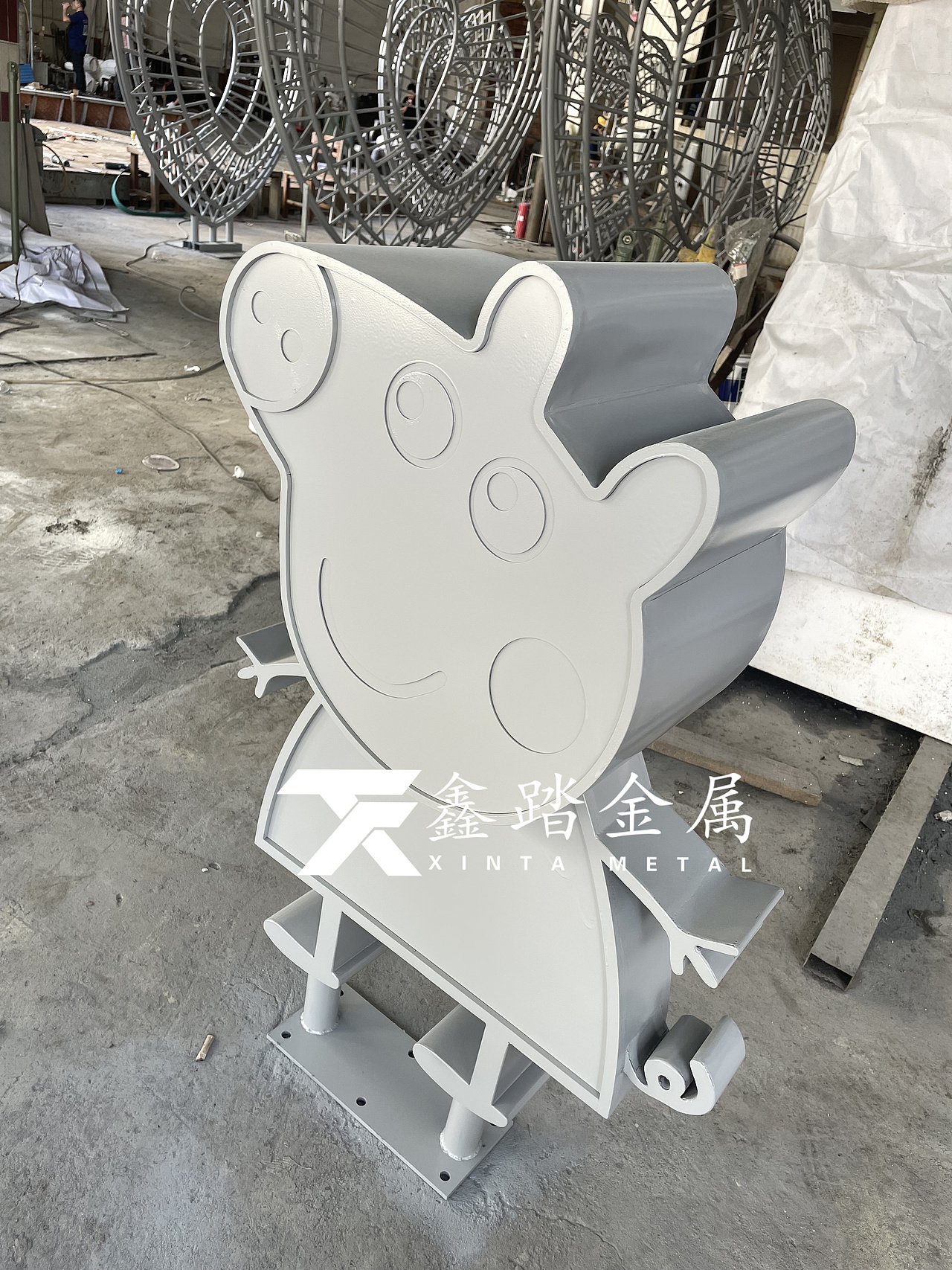 不锈钢卡通主题雕塑  彩绘小猪佩奇不锈钢雕塑小品
