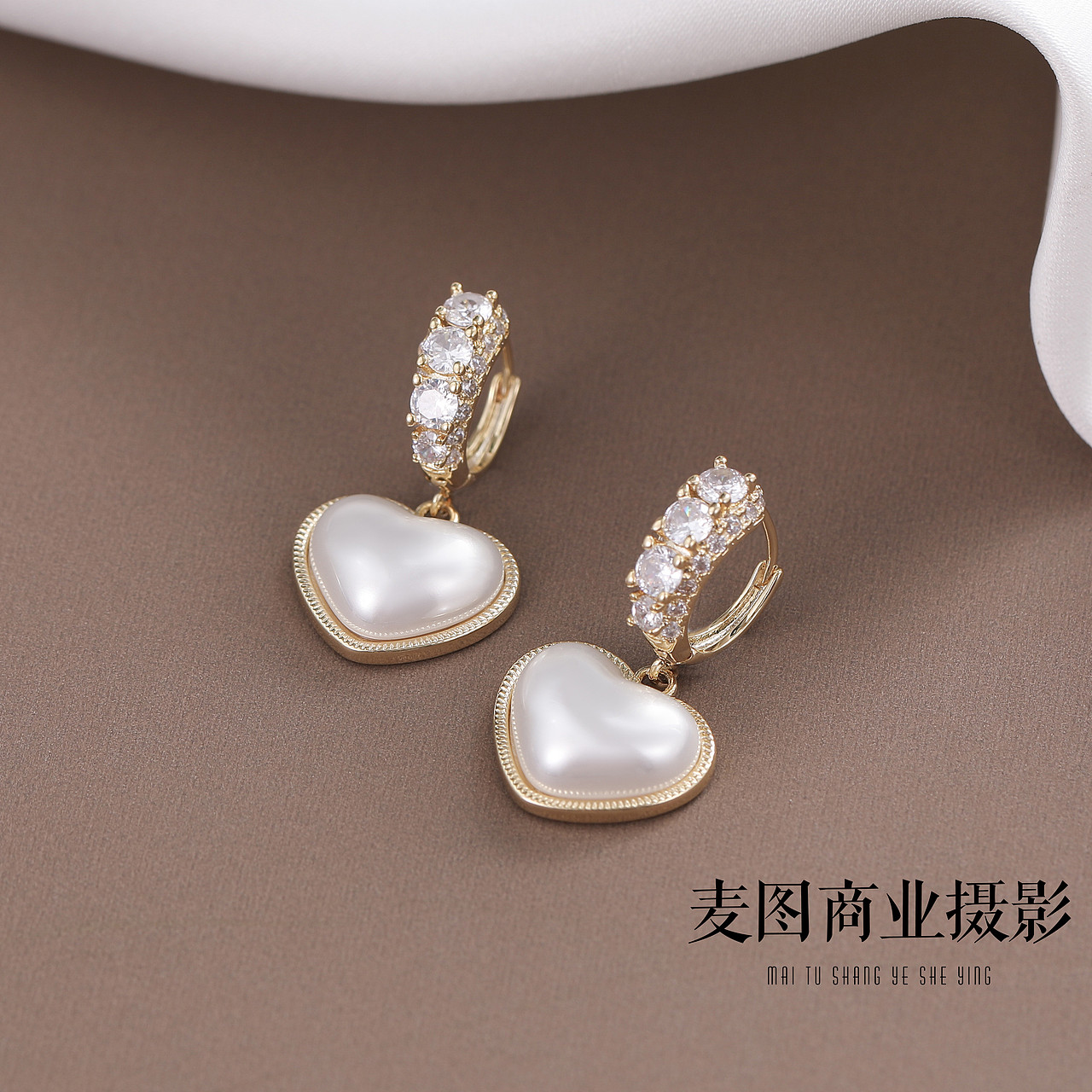 饰品拍摄 小众饰品耳饰静物平铺拍摄珠宝饰品静物拍照（图ZMzY5NzczNzQw） - 产品摄影 - 站酷设计师义乌麦图摄影官网原创素材 - 站酷ZCOOL