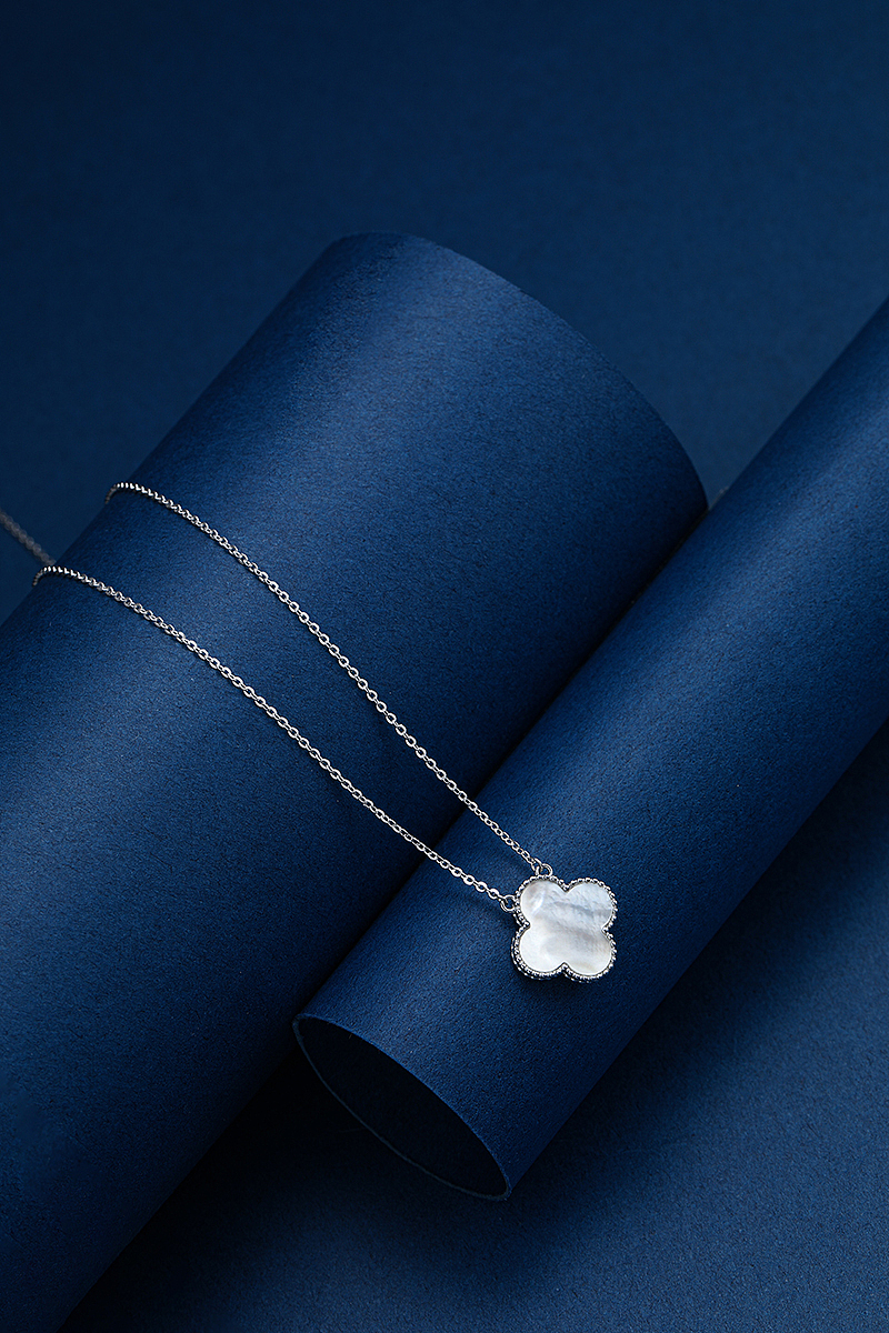 电商银饰拍摄 银饰场景拍摄 银项链 珍珠项链 蓝底（图ZMzM4NDUwOTI0） - 产品摄影 - 站酷设计师广州小韩原创素材 - 站酷ZCOOL