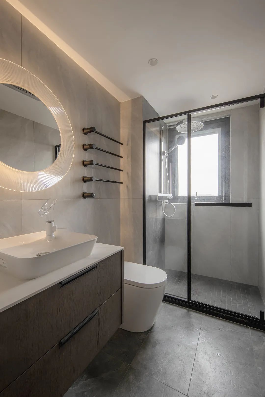 卫生间的墙面与地面瓷砖,个性的纹理搭配中性的色调.