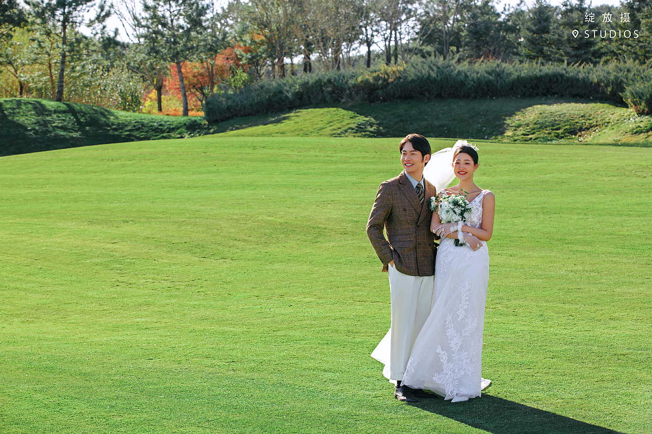 纪实|情绪感草坪婚纱照（图ZMzcwMzk4MjU2） - 婚礼摄影 - 站酷设计师绽放摄胶片摄影原创素材 - 站酷ZCOOL