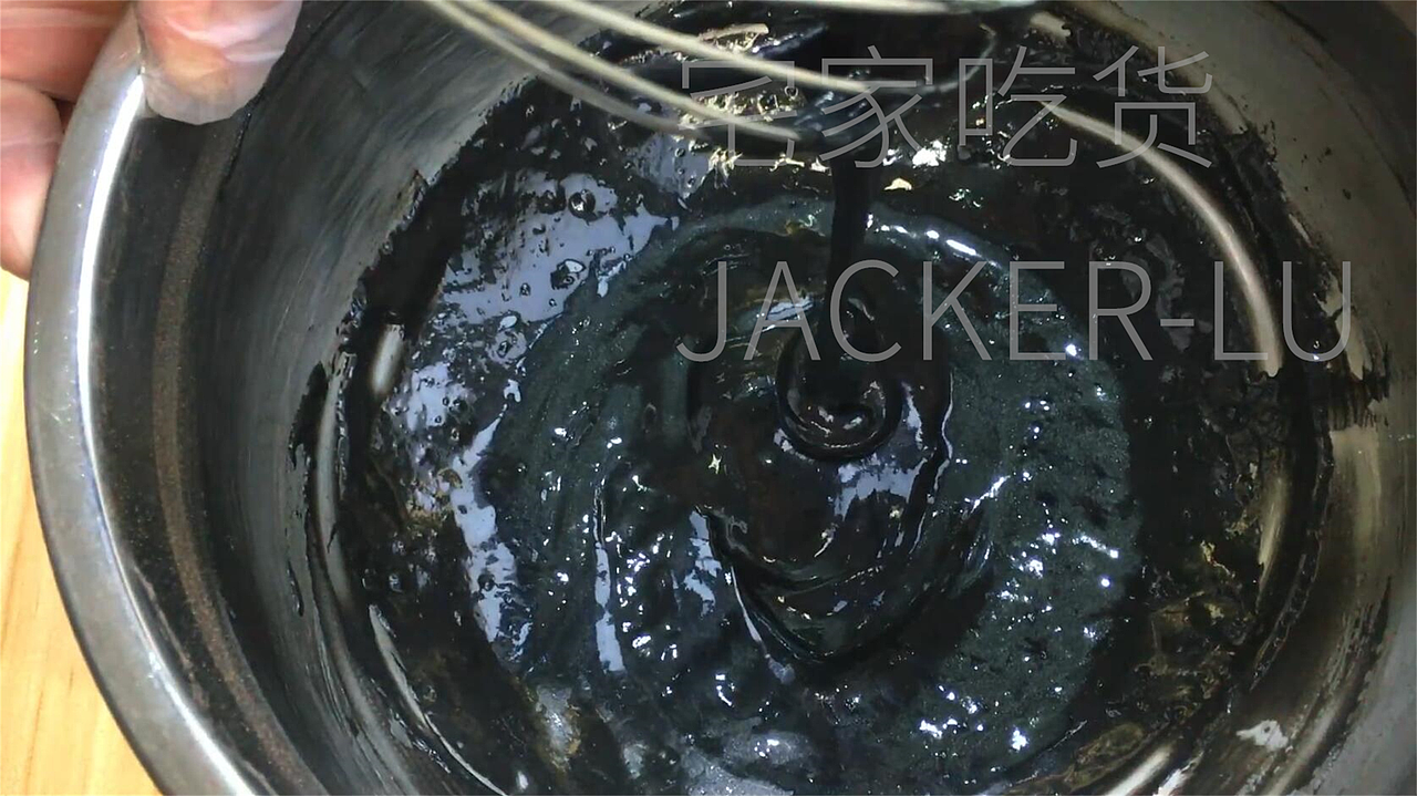 黑金抹茶卷，奶油香醇与抹茶苦甜交融在一起。