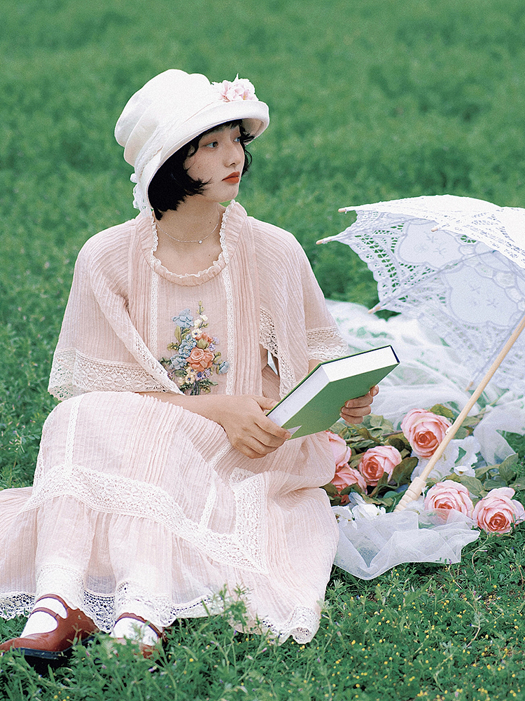 粉色丝带绣蕾丝拼接连衣裙