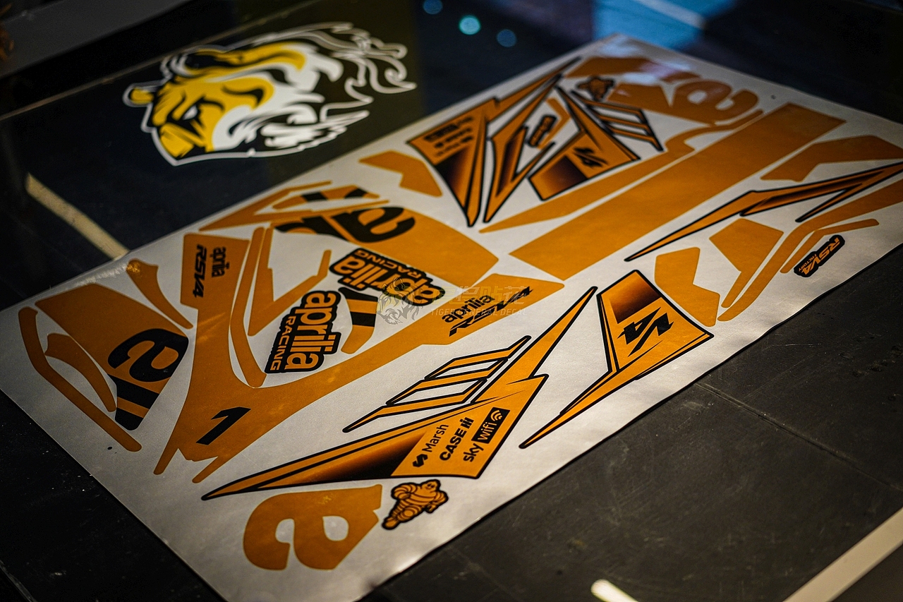 阿普利亚22款RSV4改黑金拉花涂装-3M彩绘改色膜