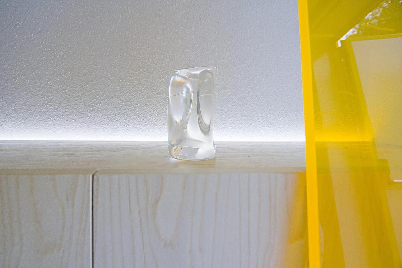 一张新的松木胶合板桌子放置在房间中央的对角线上,其广阔的弧线造型邀请员工在这里用餐、面谈和社交,它同样可以用于正式或非正式的会议。