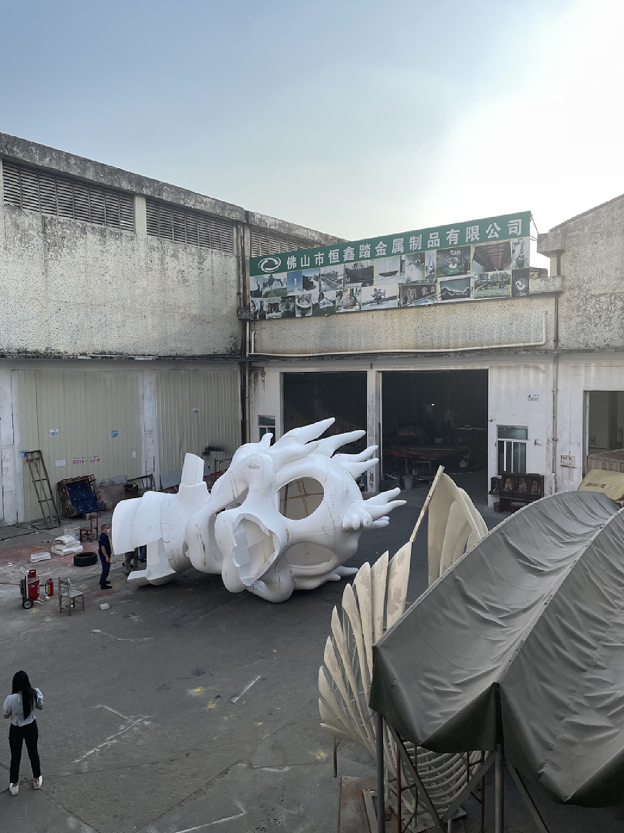 广场大型不锈钢龙头景观雕塑具有抽象化设计