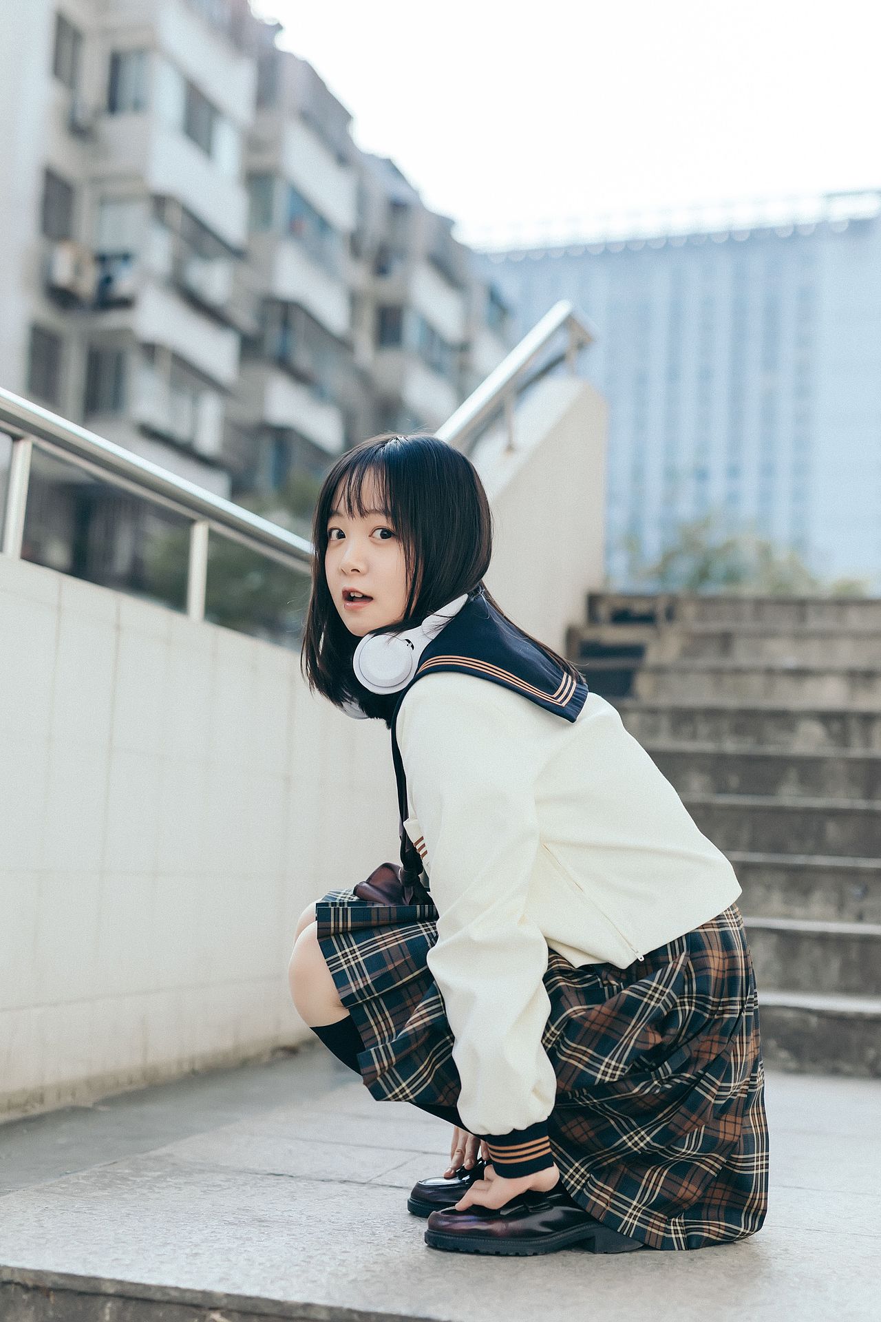 在锦树里的JK制服少女