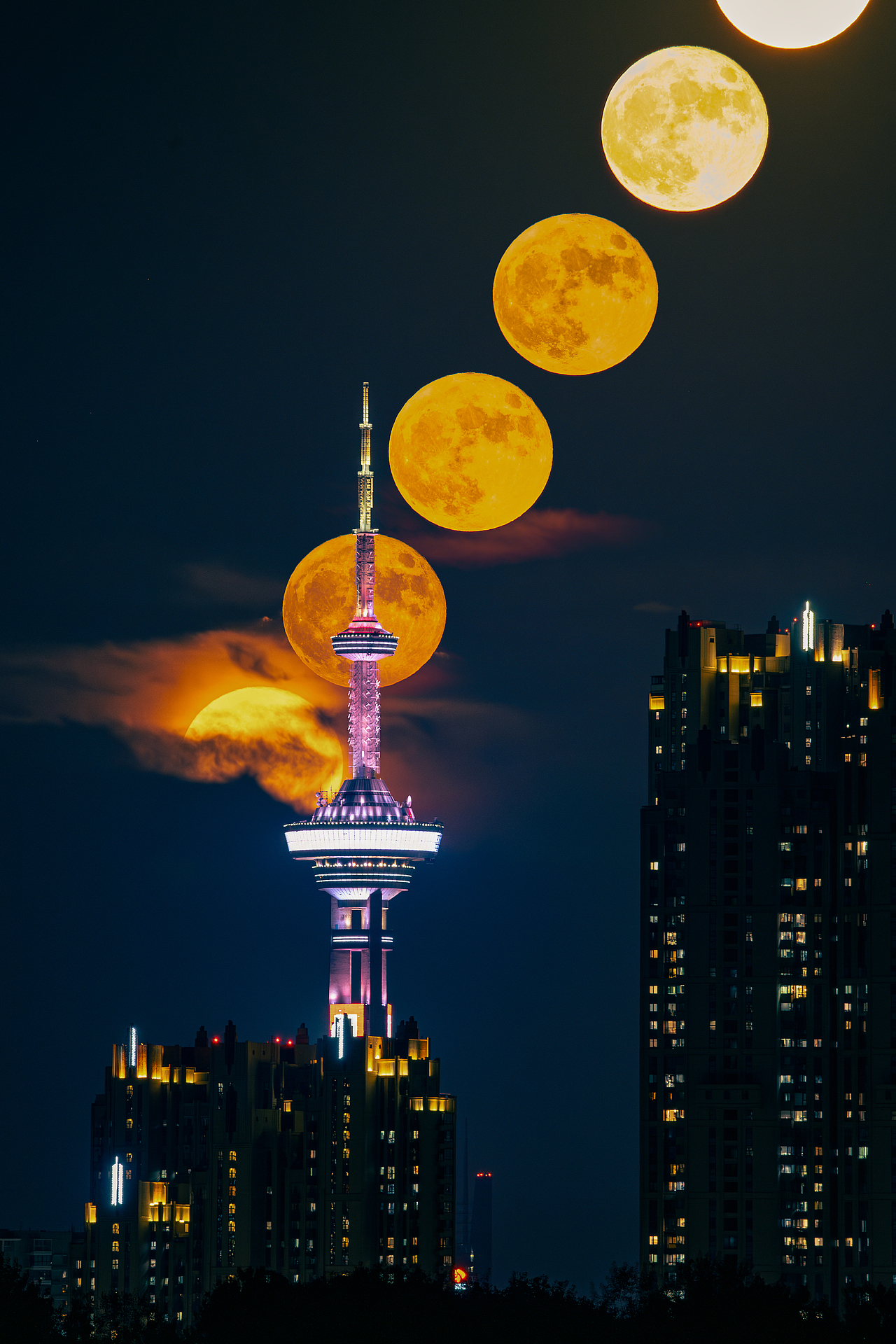 南京电视塔穿月|超级月亮（图ZMzUwMzgwOTAw） - 风光摄影 - 站酷设计师悠悠江南原创素材 - 站酷ZCOOL