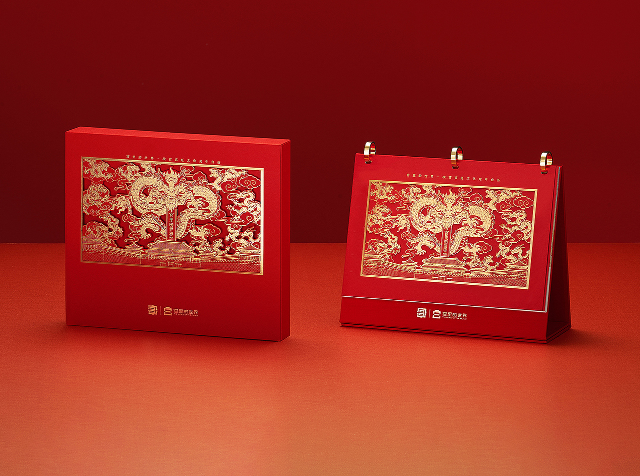 台历采用精致的镂空外盒,
并以精细镂空+烫金工艺,<br>演绎龙蟠紫禁的祥瑞盛景。<br><br>如果你仔细观察,<br>会发现在最大的“蟠龙”四周,<br>环绕着八条姿态各异的龙,<br>这是设计师取“九龙献瑞”之意,<br>将它们集合演绎而来。