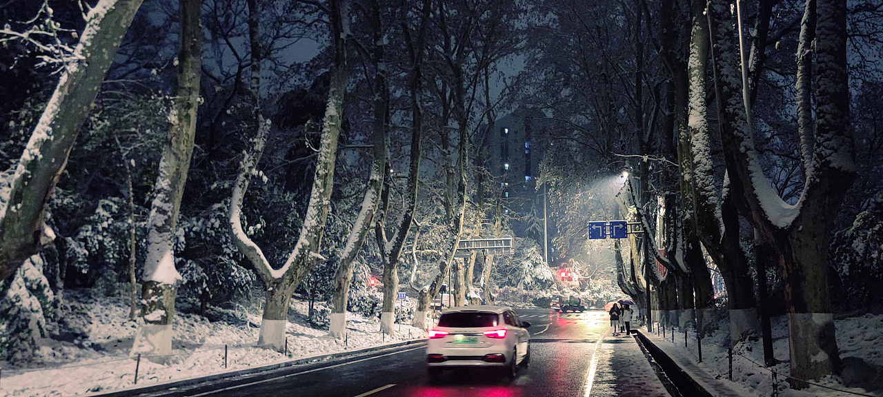 夜晚的中山陵雪景